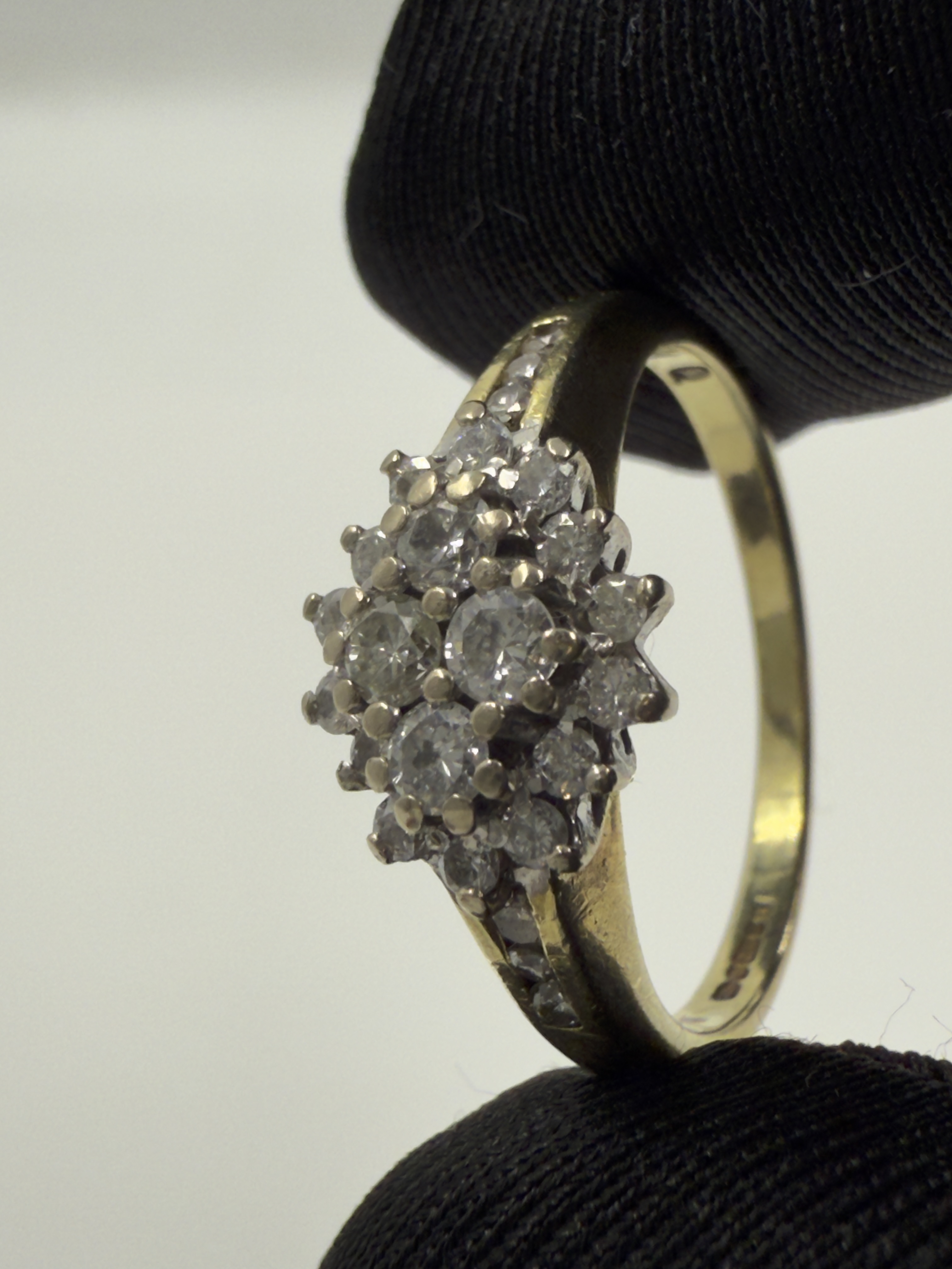Product photo for 18CT GOLD DIAMOND CLUSTER RING - SIZE O