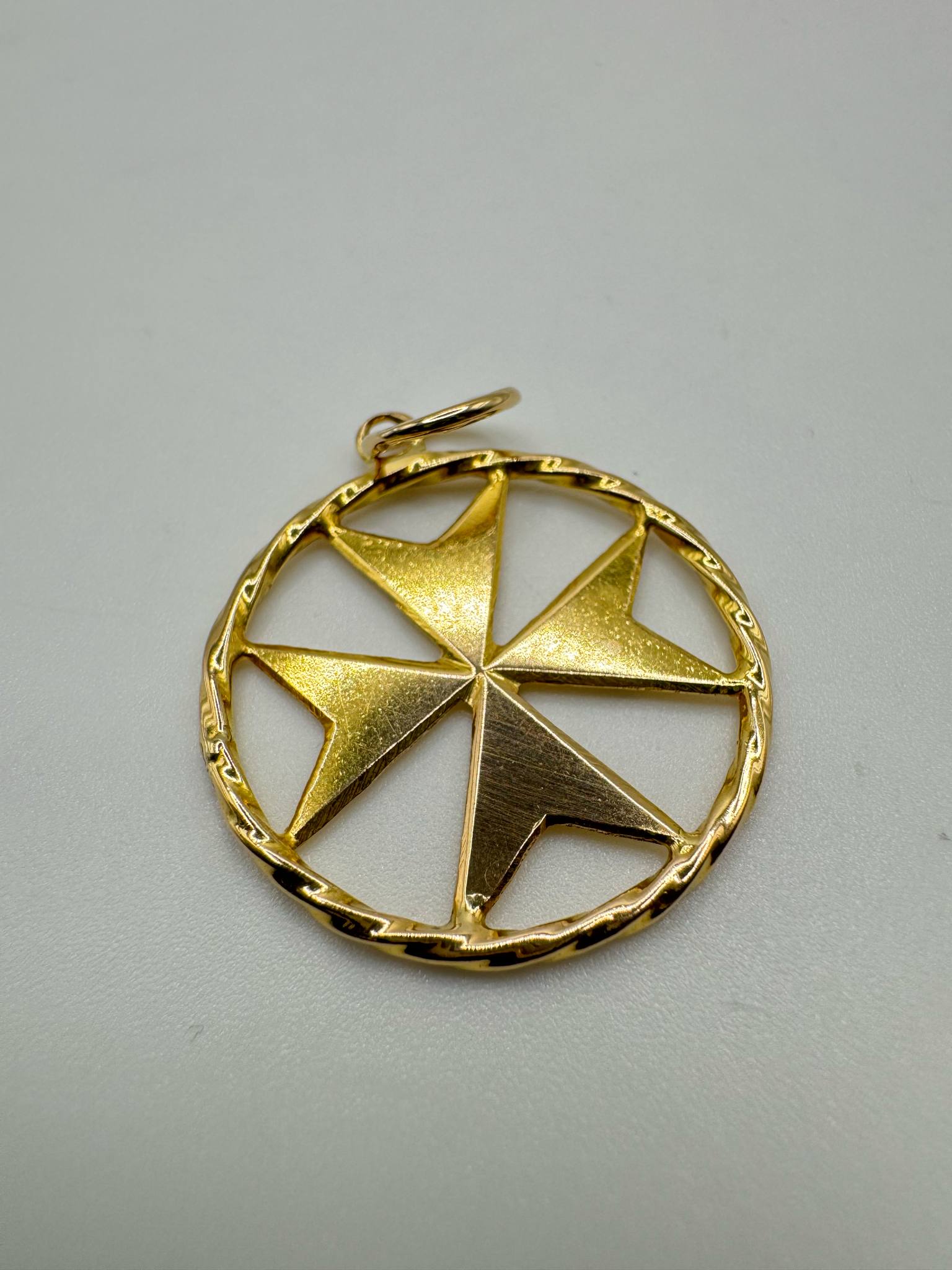Product photo for 18ct Maltese Cross Pendant