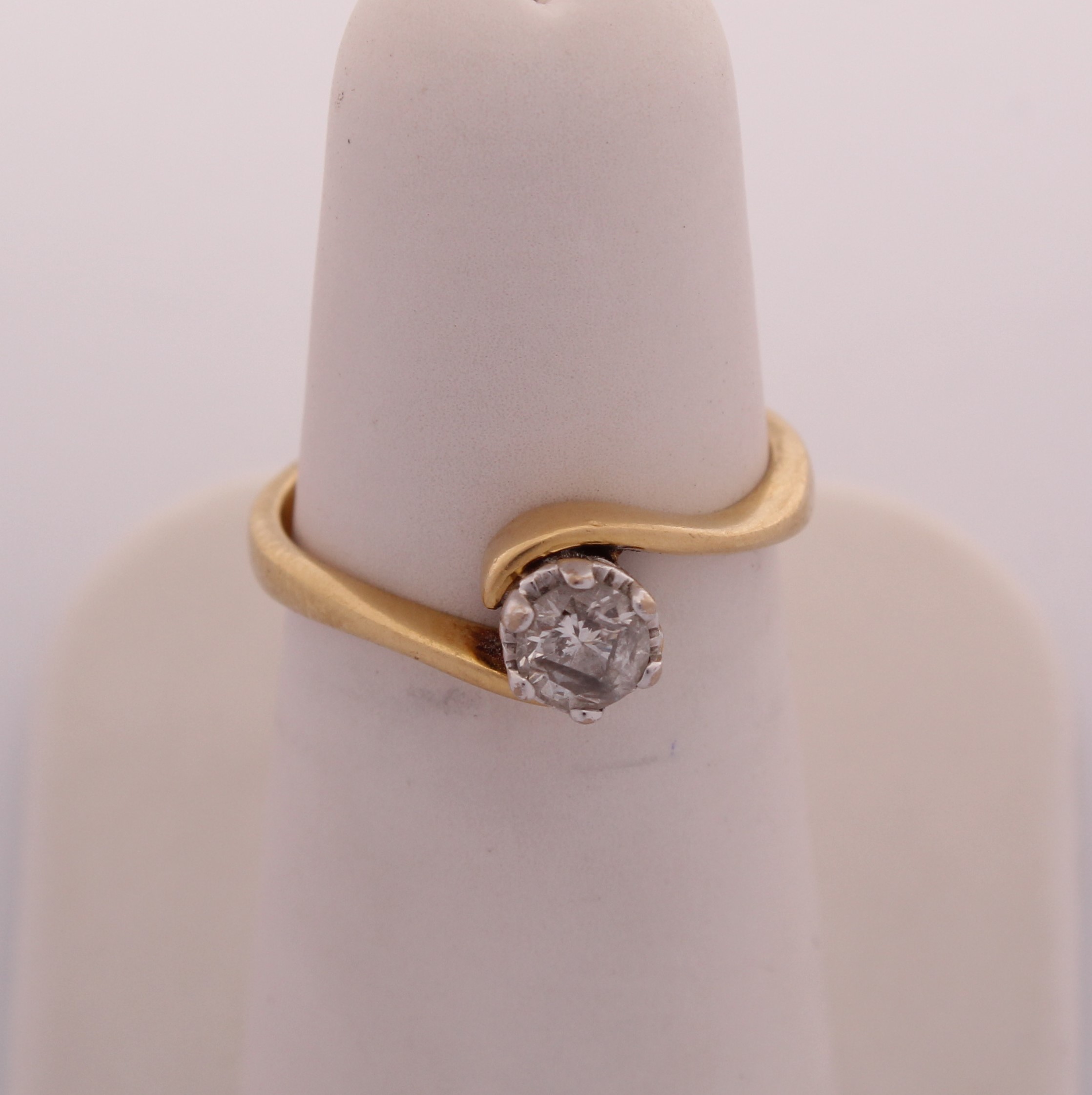 Product photo for 18ct Yellow Gold Single Stone Solitaire Engagement Ring - UK Size M