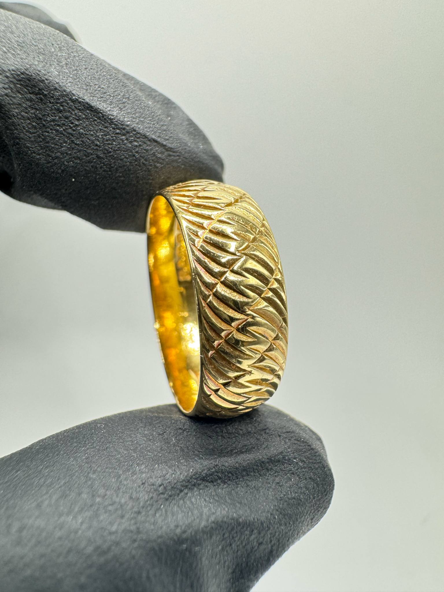 Product photo for 18ct Patterned Band Ring