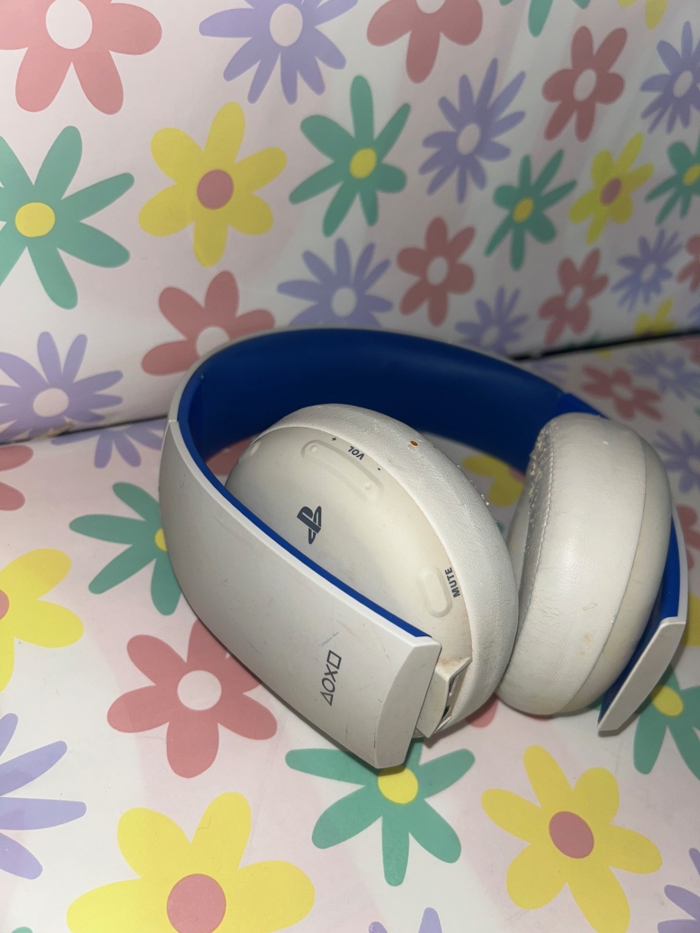 Product photo for PLAYSTATION HEADSET *WHITE AND BLUE*