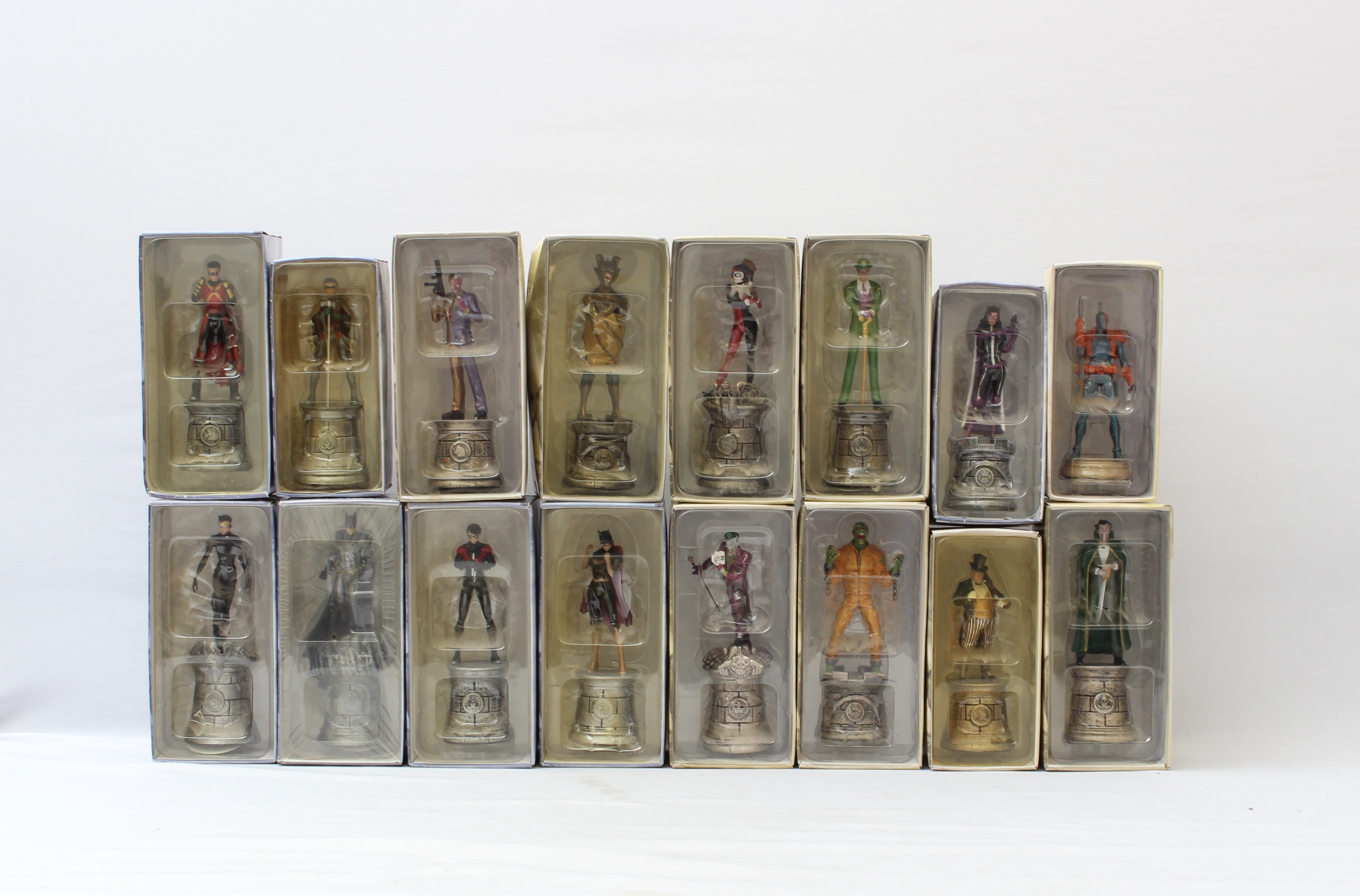 Product photo for 34 X Eaglemoss DC Chess Pieces With Gameboard & Comic Books (U)