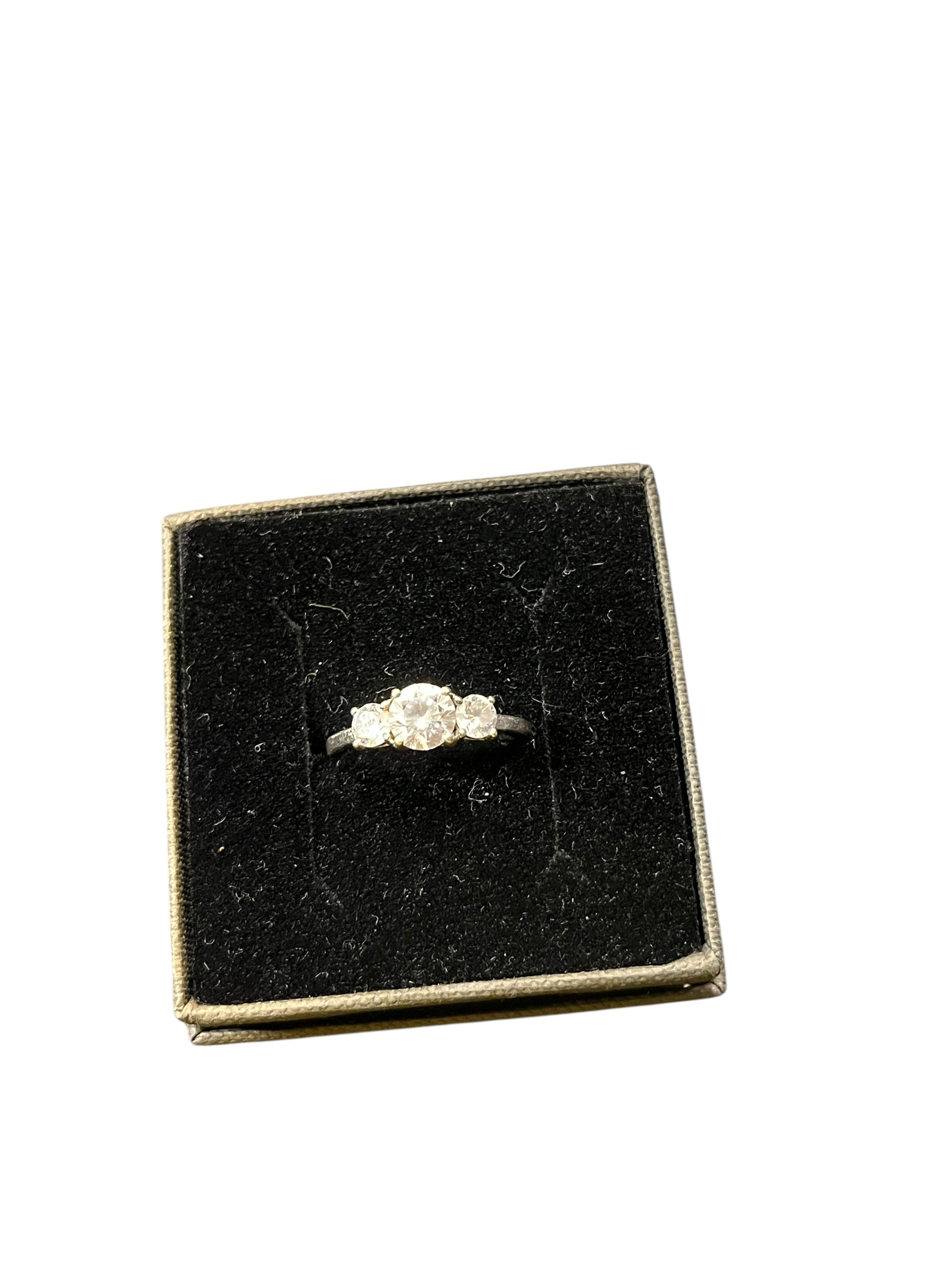 Product photo for 9ct Three-Stone Round Cubc Zirconia - Good Condition