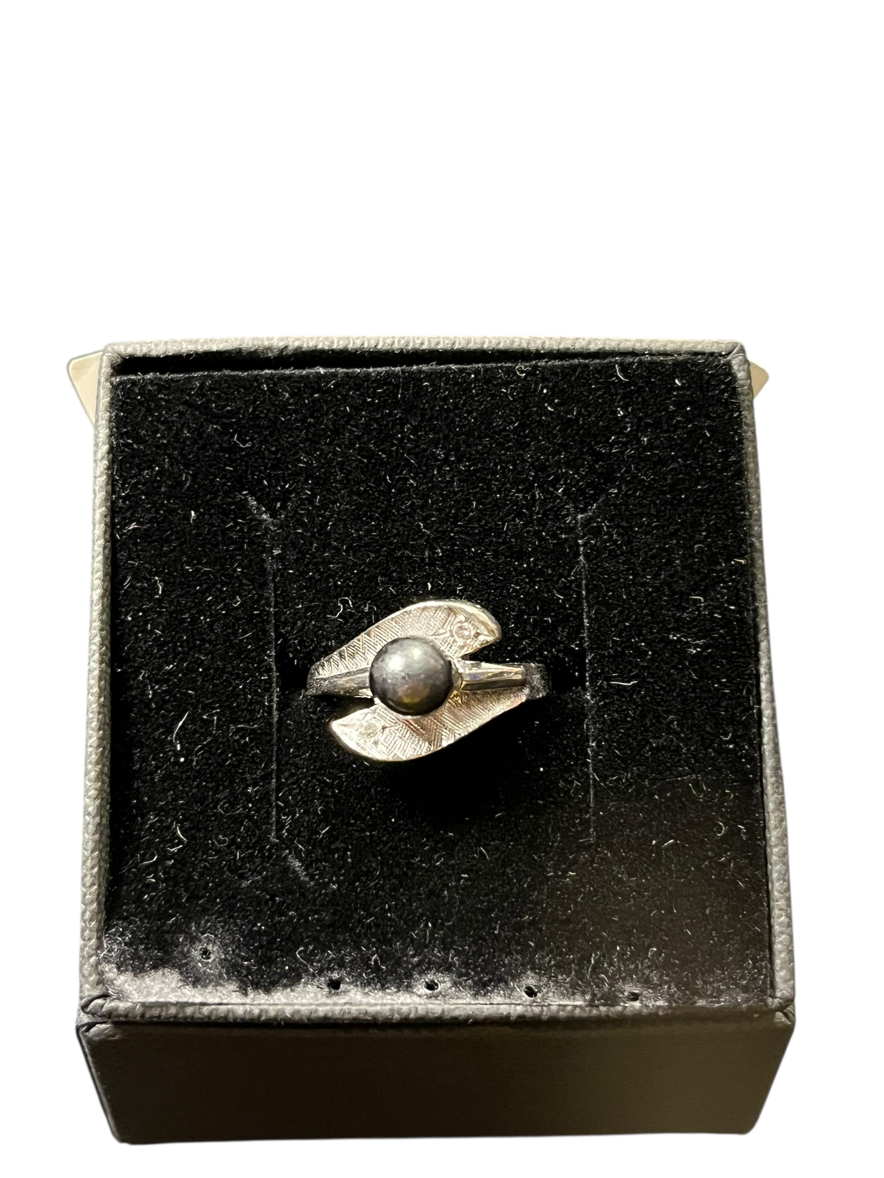 Product photo for 10ct White Gold Ring with Black Pearl – Elegant Design Size K