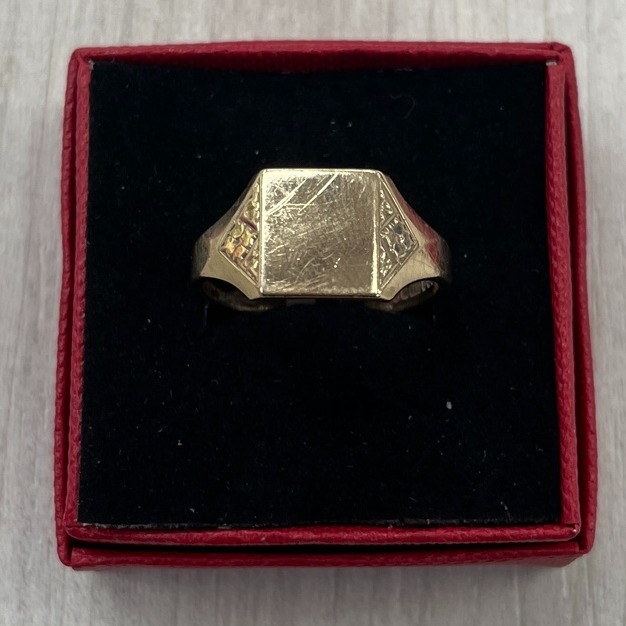 Product photo for S&D Pre-Owned 9ct Gold Signet Ring