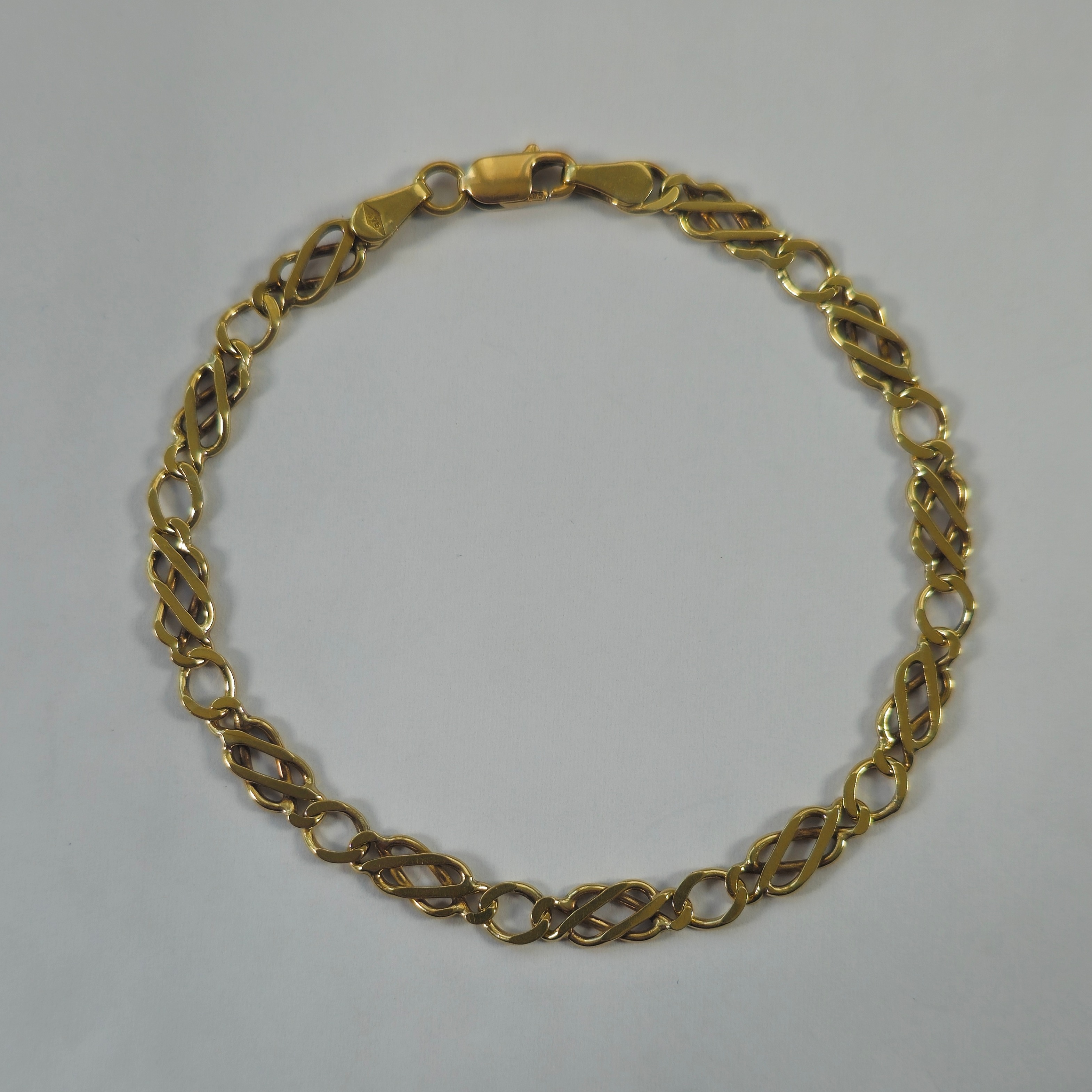 Product photo for 9ct Gold Celtic Links Bracelet 7.28