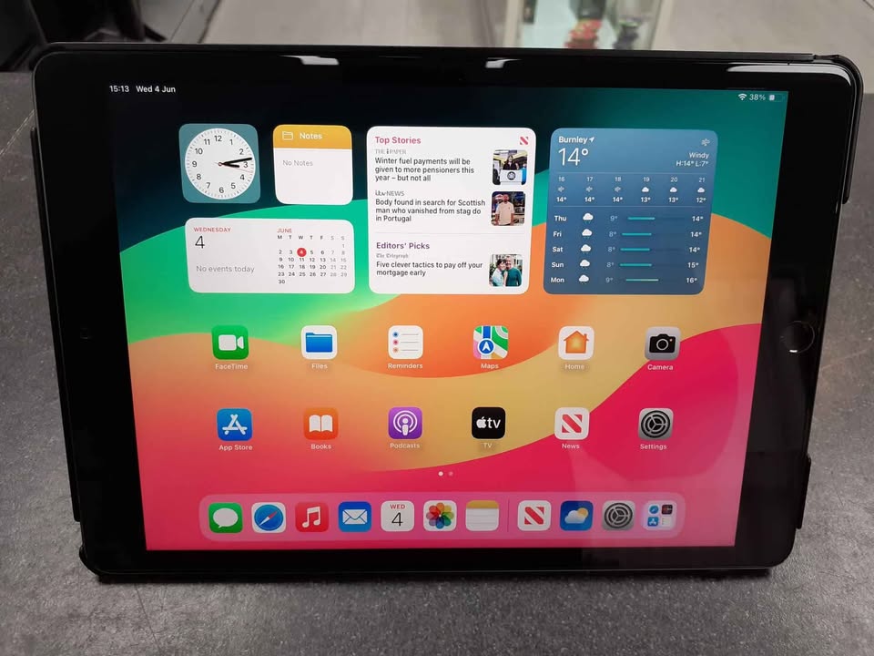 Product photo for Apple iPad 7th Gen 32GB With Smart Case