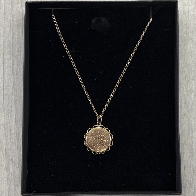 Product photo for D.H. Pre-Owned 9ct Gold Chain & Pendant