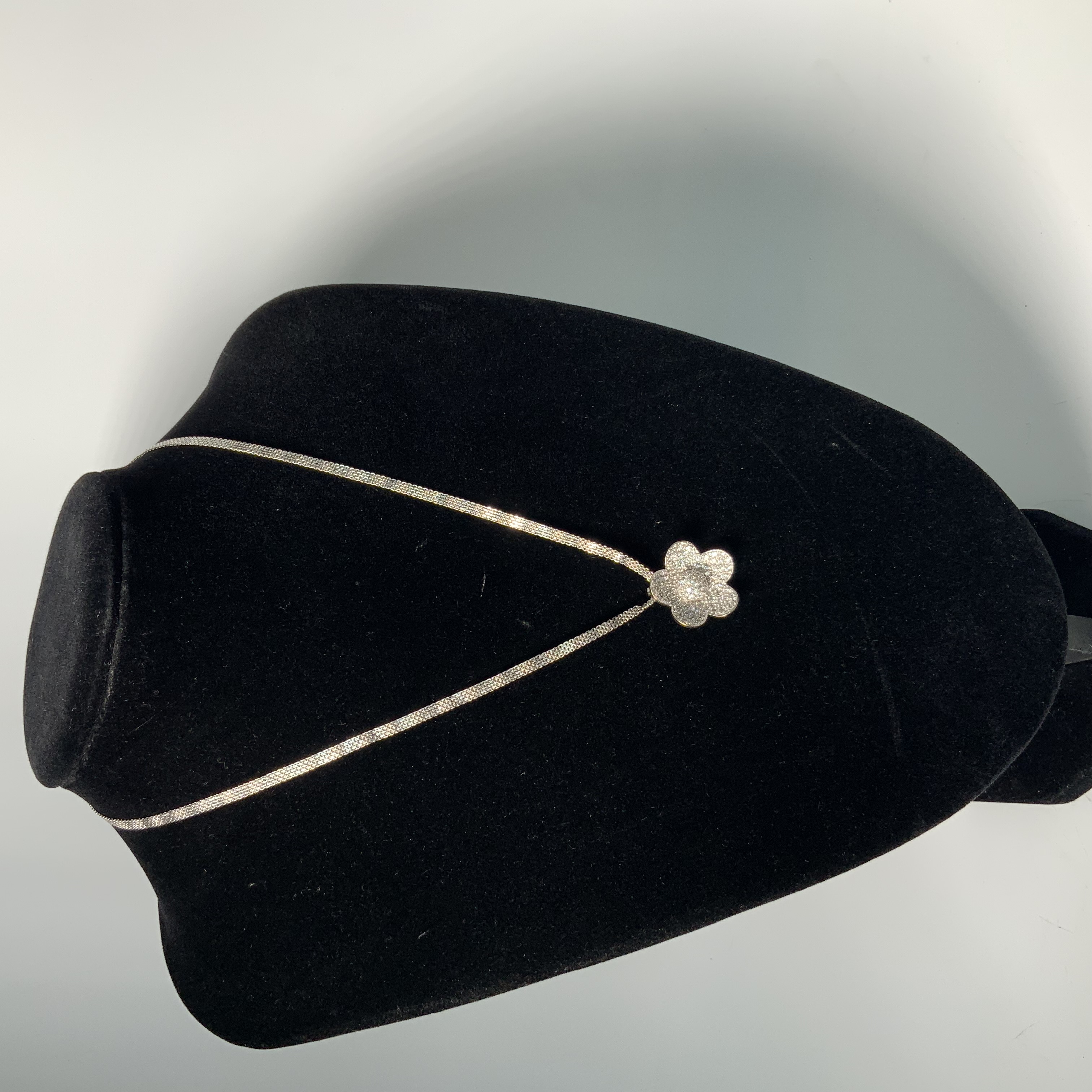 Product photo for Unique 18ct White Gold Flower Pendant 1ct Diamonds + Chain 12g 45cm