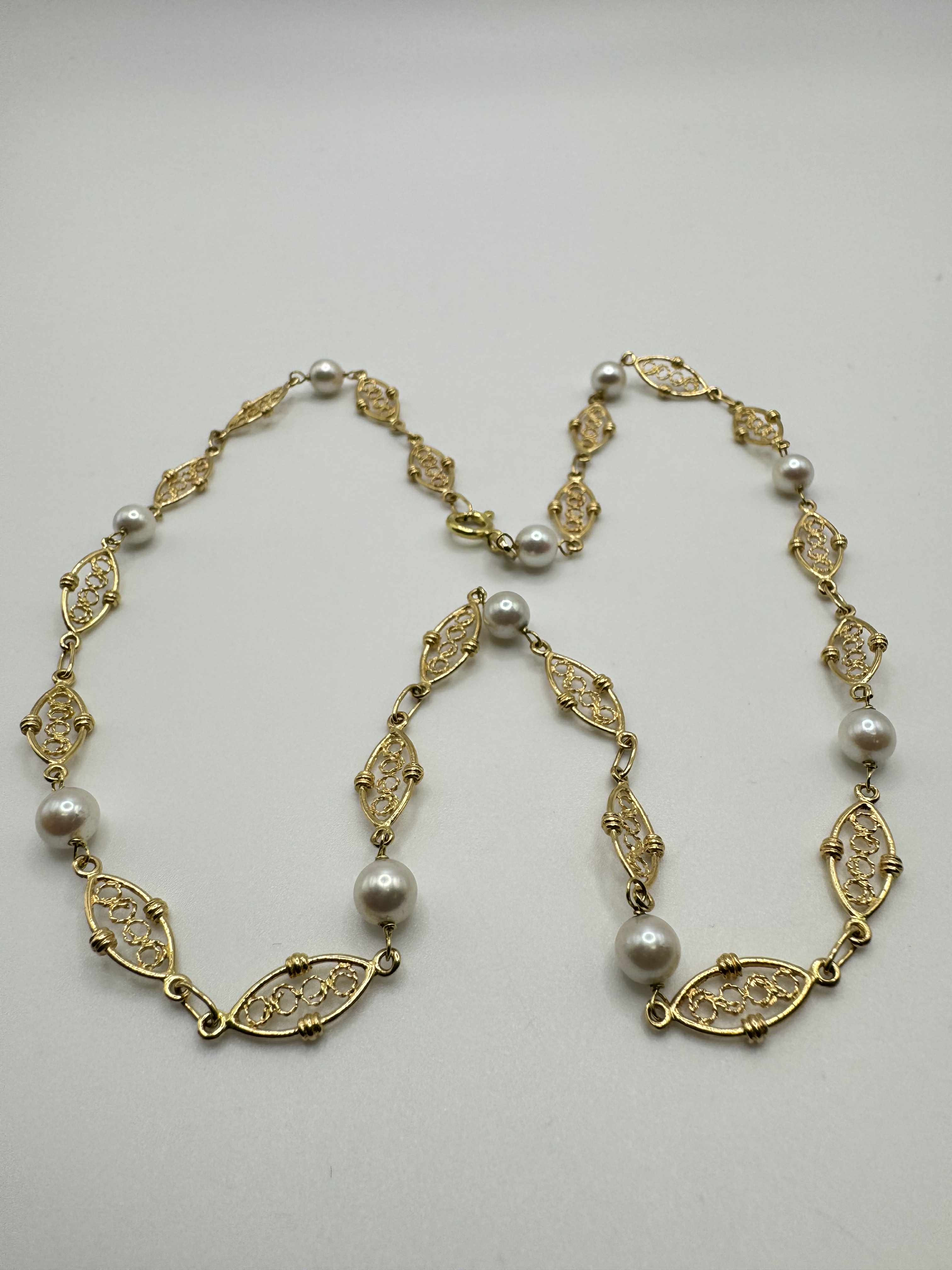Product photo for 18ct Abstract Pearl Chain