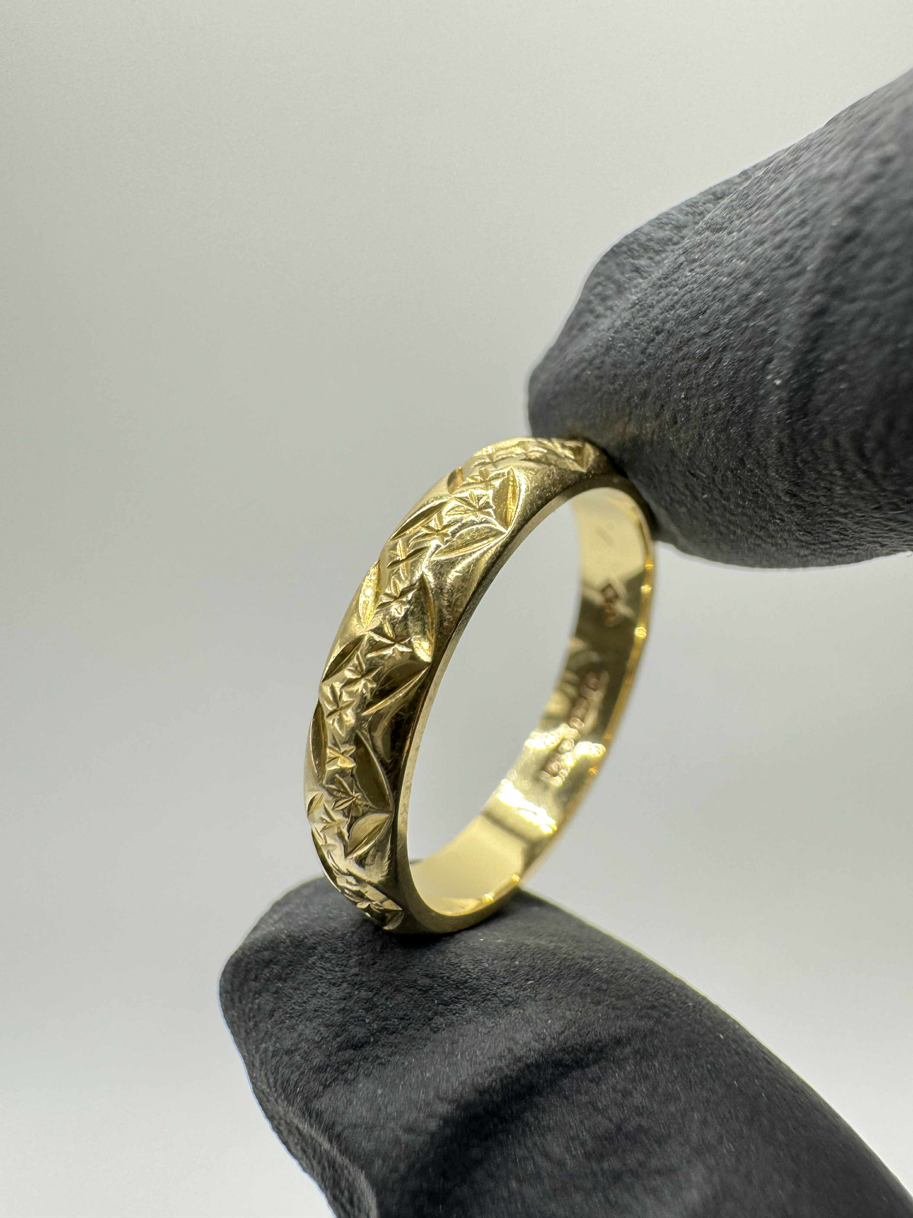 Product photo for 18ct Patterned Band Ring