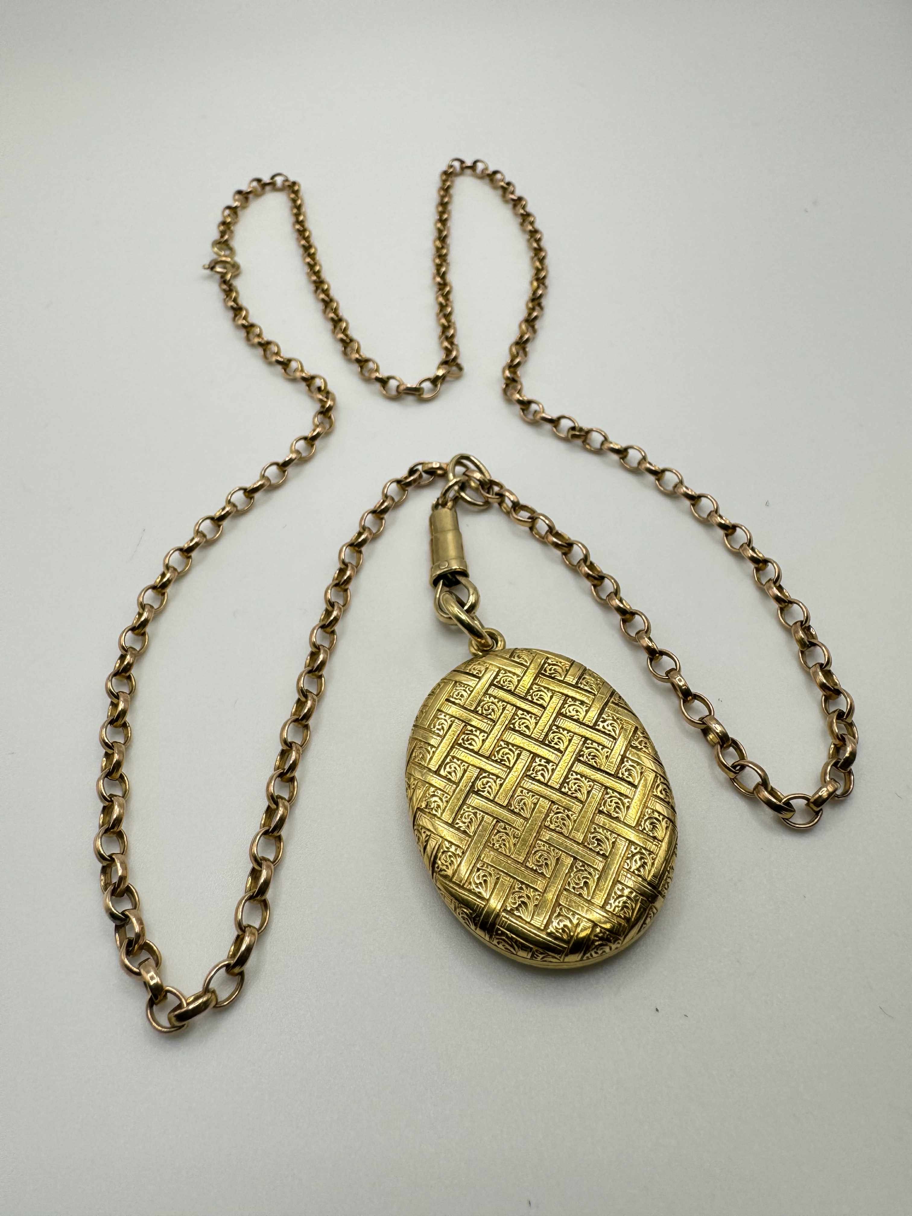 Product photo for 9ct Belcher Chain & Patterned Locket Pendant