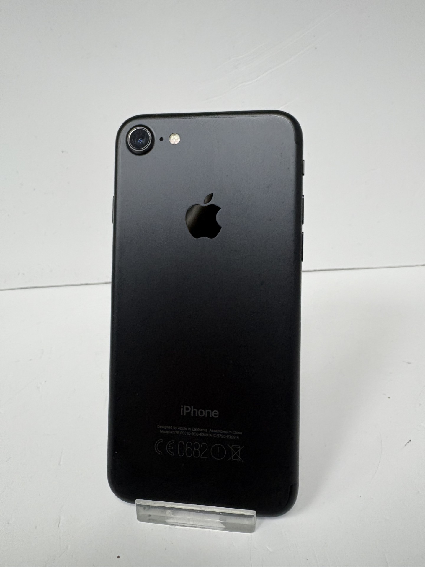 Product photo for APPLE IPHONE 7 32GB BLACK 76% BATTERY928018 UNLOCKED UNBOXED NEEDS A SERICE
