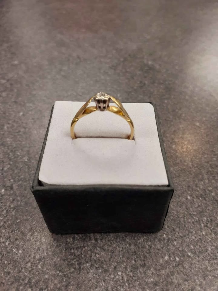Product photo for 18ct gold ring 2.3g