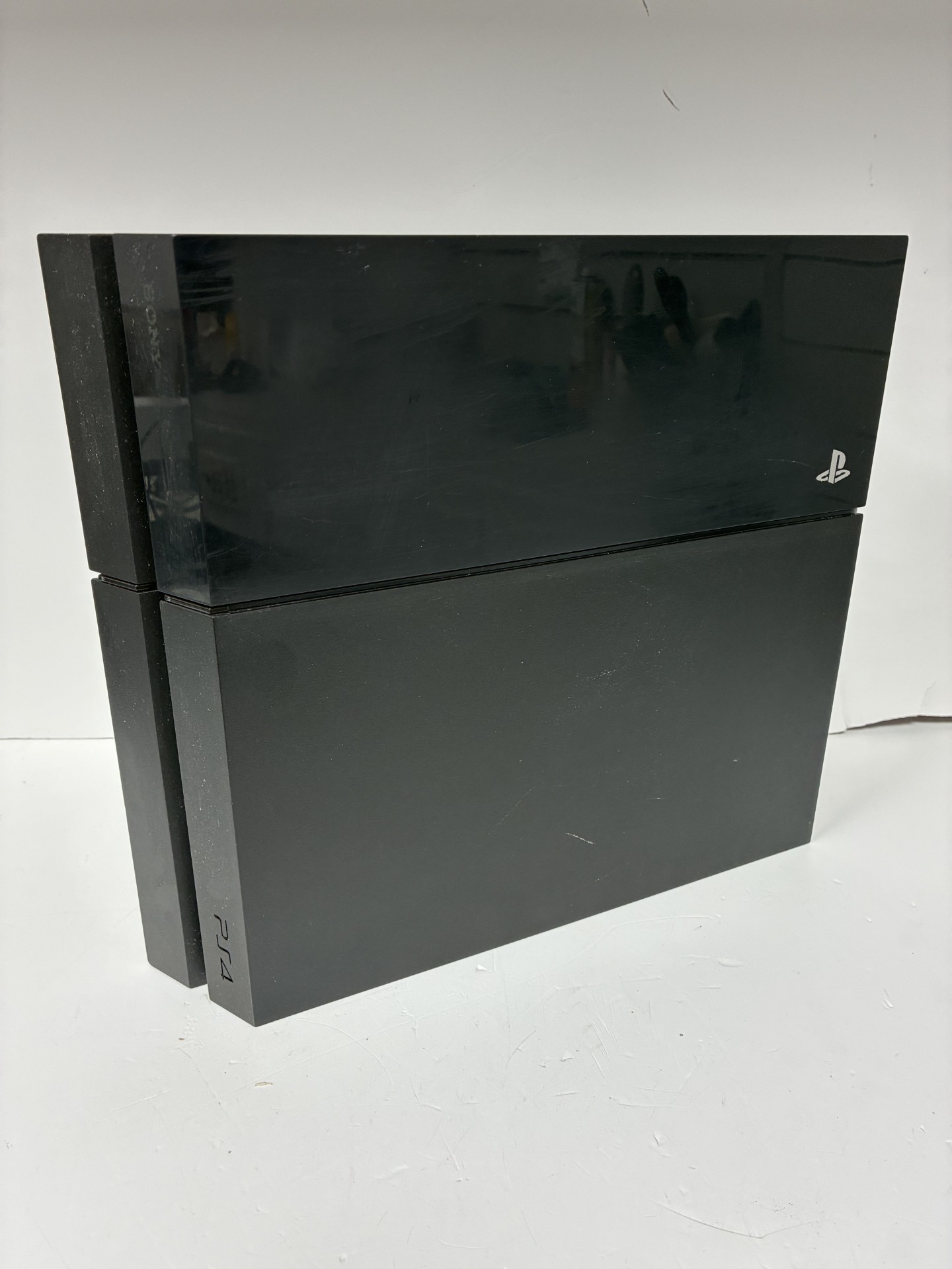 Product photo for ps4 original 512gb comes with wires and controller unboxed
