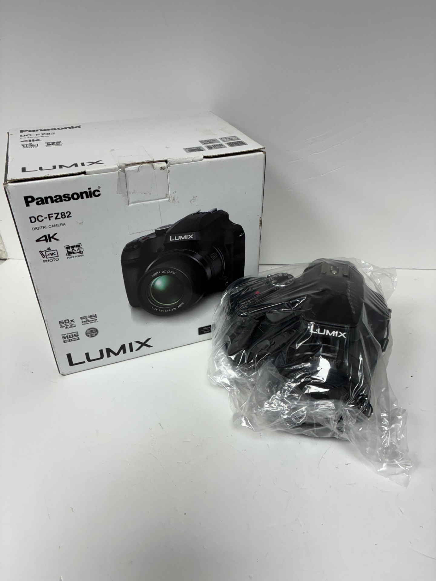 Product photo for panasonic lumix dc-fz82 boxed