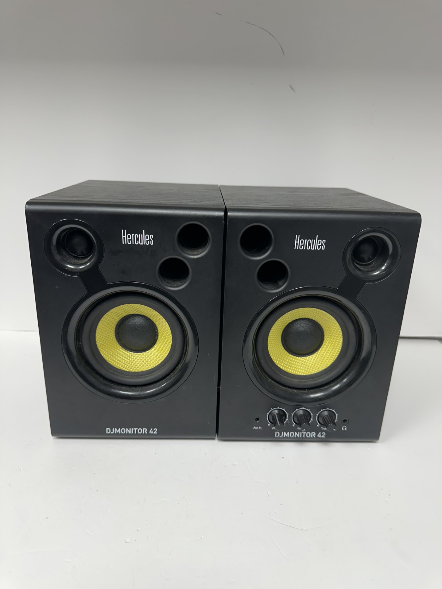 Product photo for hercules dj monitor 42 speakers unboxed