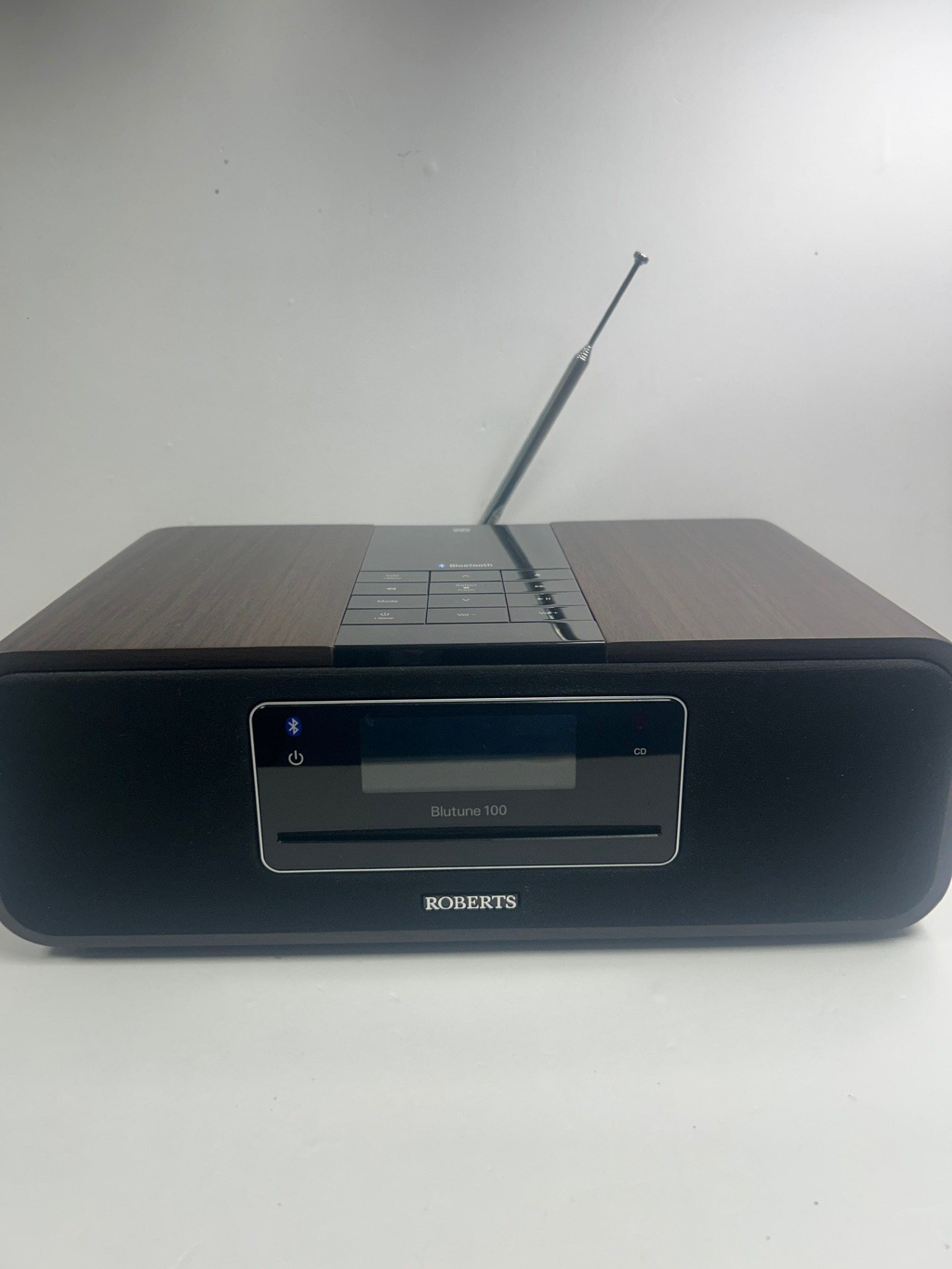 Product photo for ROBERTS  ROBERTS BLUTUNE 100 BLUETOOTH/CD/DAB DIGITAL SOUND SYSTEM BROWN UNBOXED