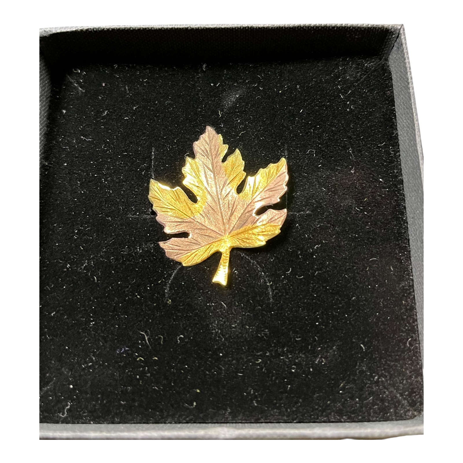 Product photo for 9ct Two-Tone Gold Maple Leaf Brooch – Vintage Style Used, Good Condition