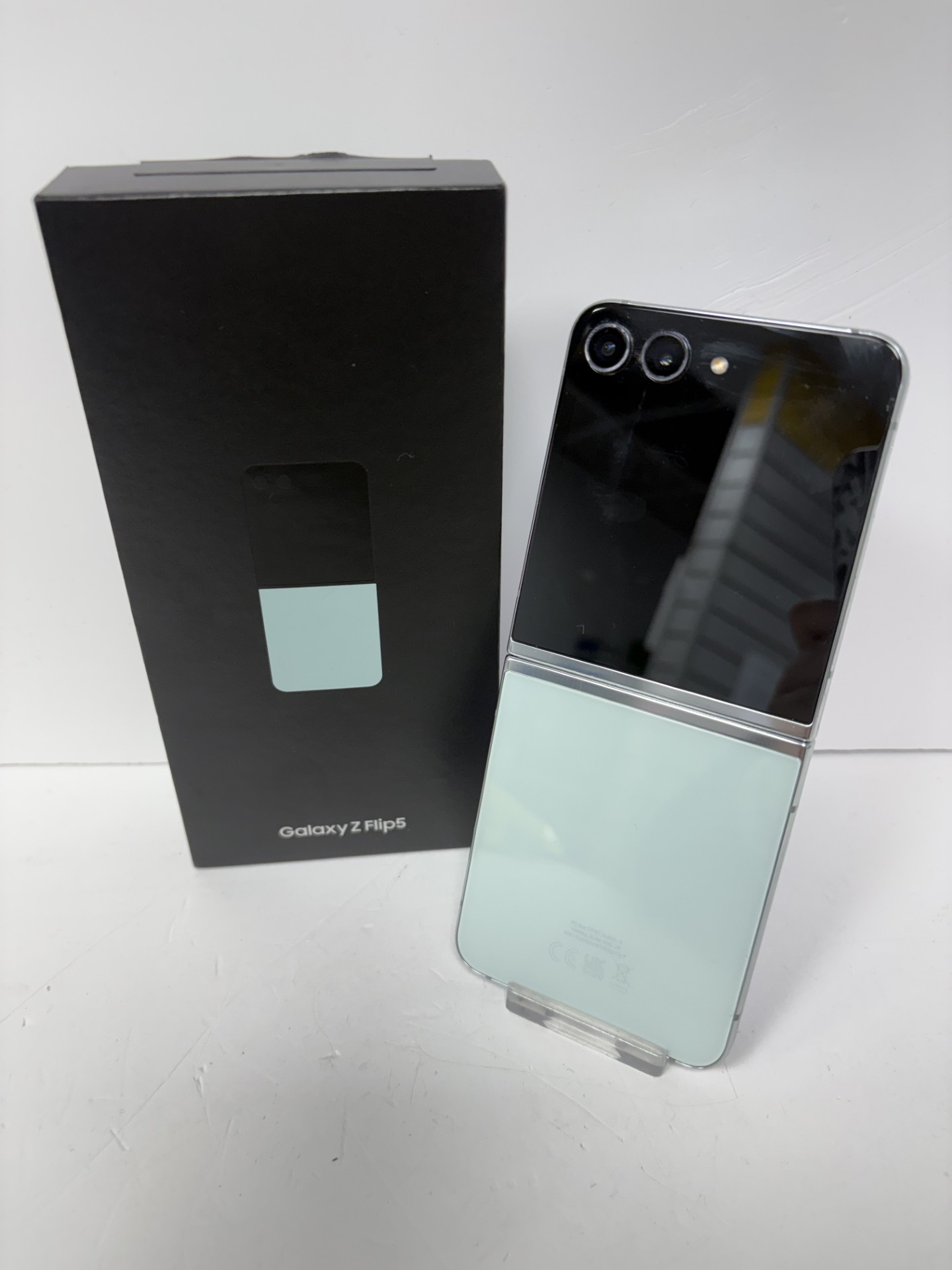 Product photo for samsung Samsung galaxy z flip 5 256gb mint unlocked boxed