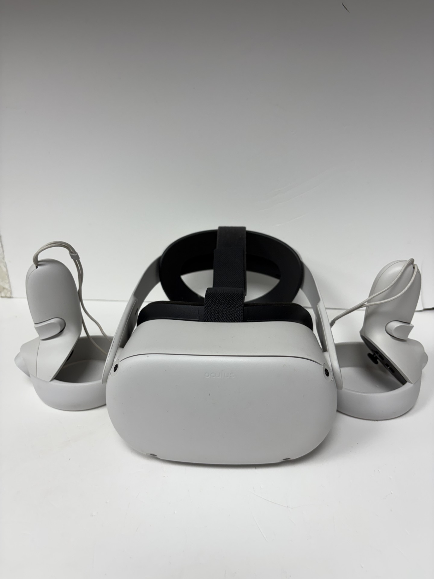 Product photo for oculus quest 2 128gb white unboxed with both controllers and wire