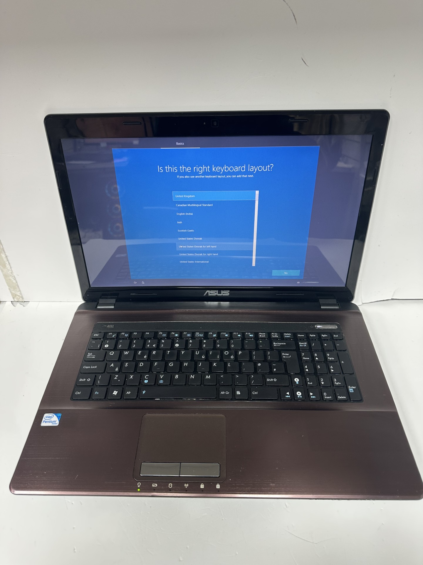 Product photo for asus ASUS X73E INTEL PENTIUM B950 @2.10GHz 8GB RAM WINDOWS 10 700GB HDD UNBOXED