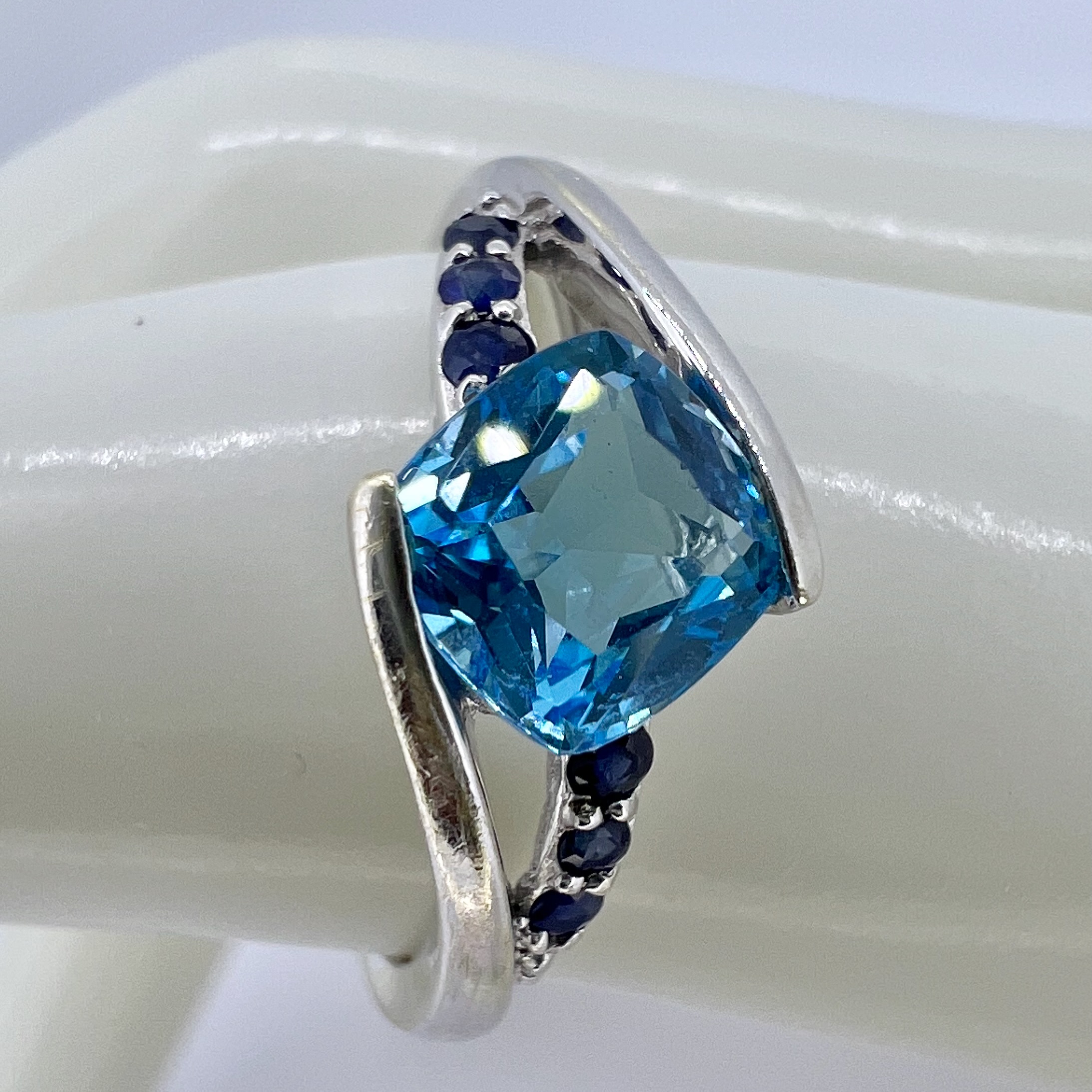 Product photo for A BEAUTIFUL BLUE TOPAZ AND SAPPHIRE RING IN 9ct WHITE GOLD SIZE M (R:VITN)