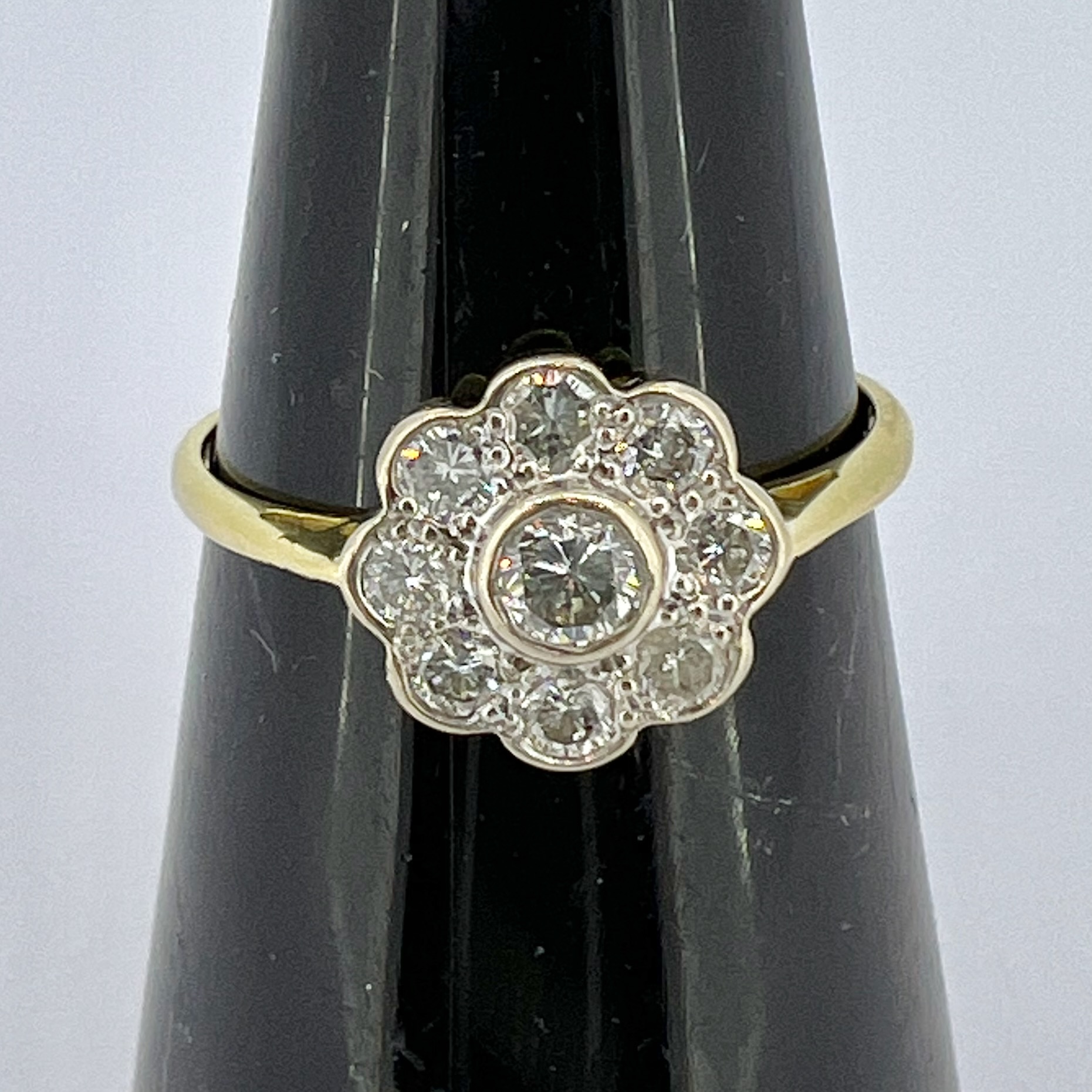 Product photo for A BEAUTIFUL DIAMOND FLOWER RING SET WITH NINE DIAMONDS IN 18ct GOLD (R:JYLL)