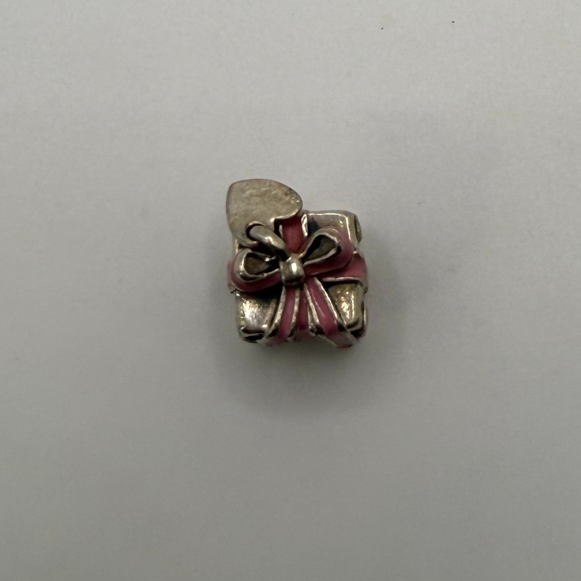 Product photo for Present Pandora Charm