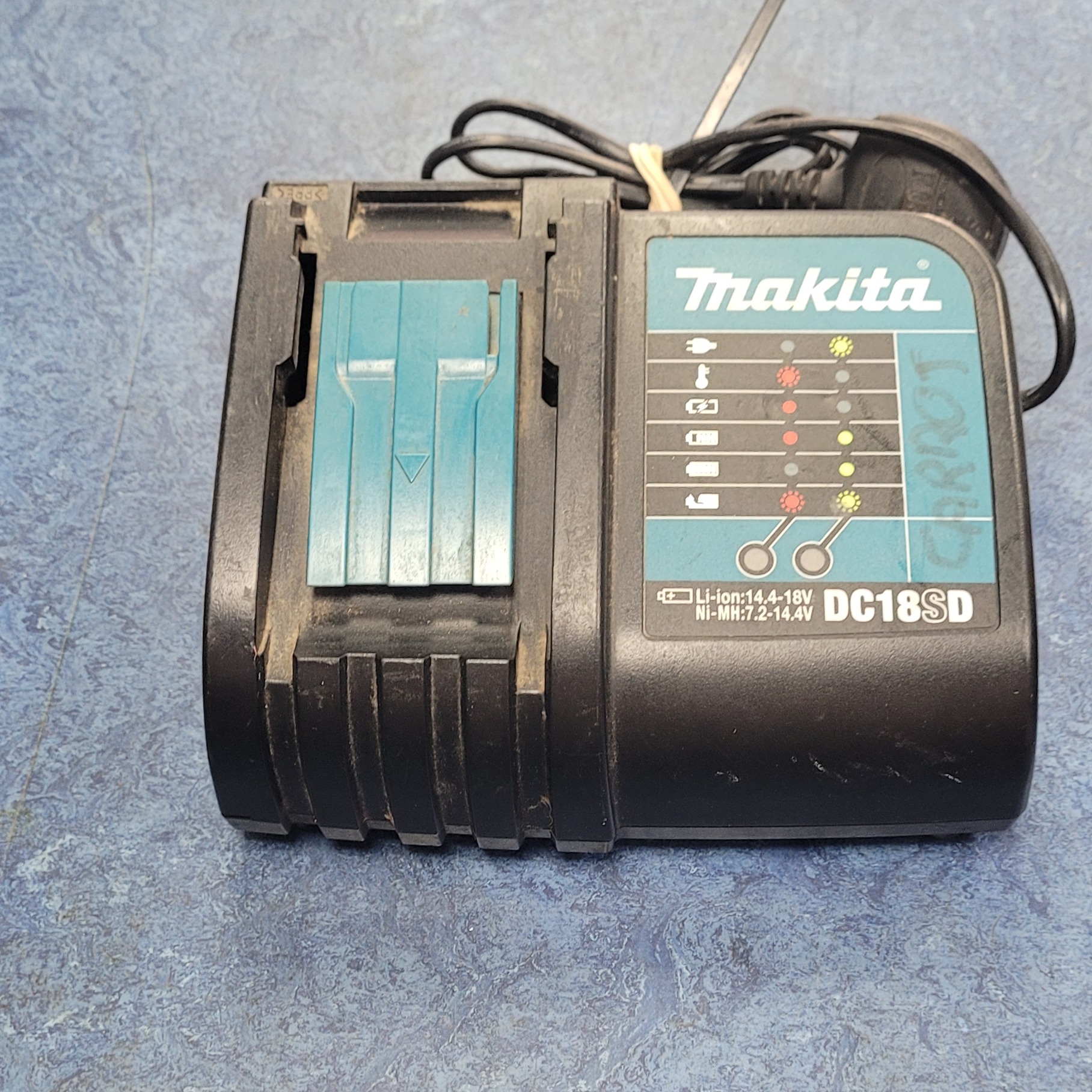 Product photo for Makita DC18SD charger with 2x makita 3.0ah batteries