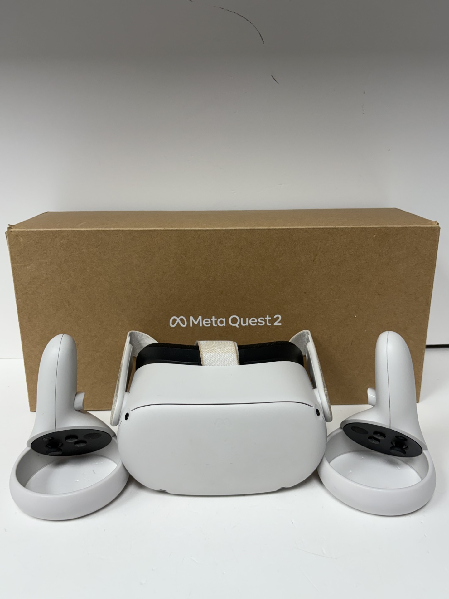 Product photo for META meta quest 2 64gb white unboxed with case