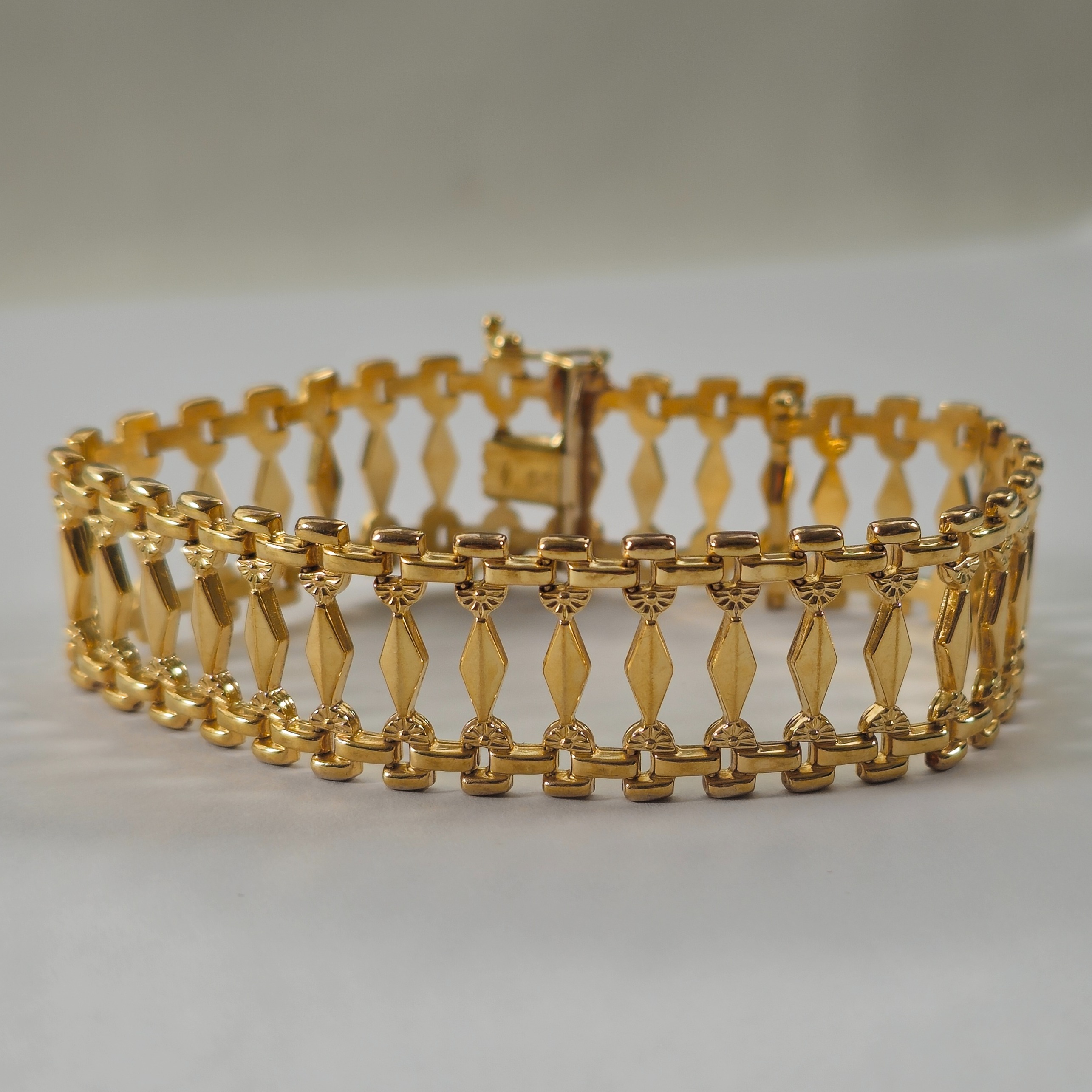 Product photo for 9ct Gold Diamond Shape Bar Bracelet 7.6