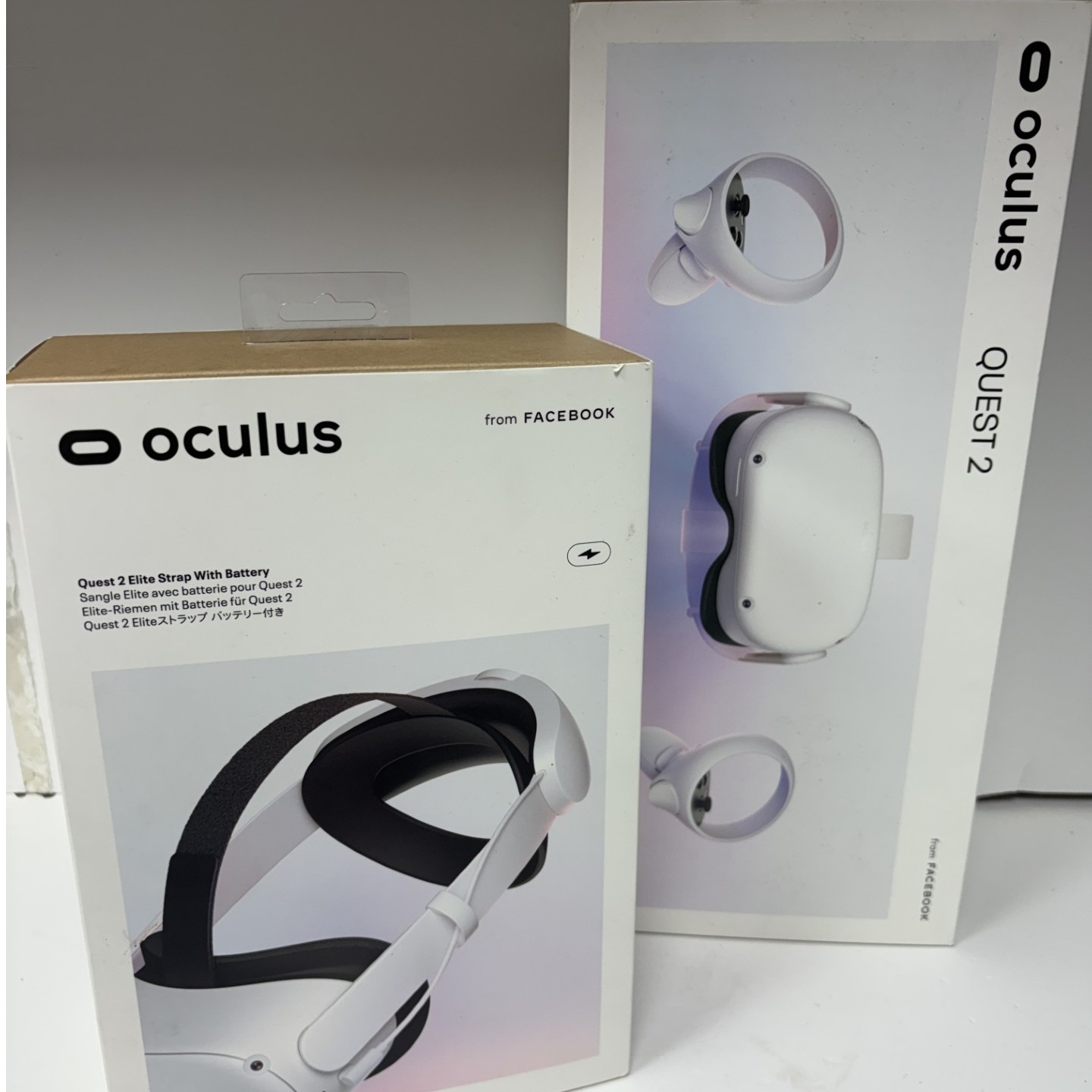 Product photo for OCULUS quest 2 256gb white with headstrap boxed