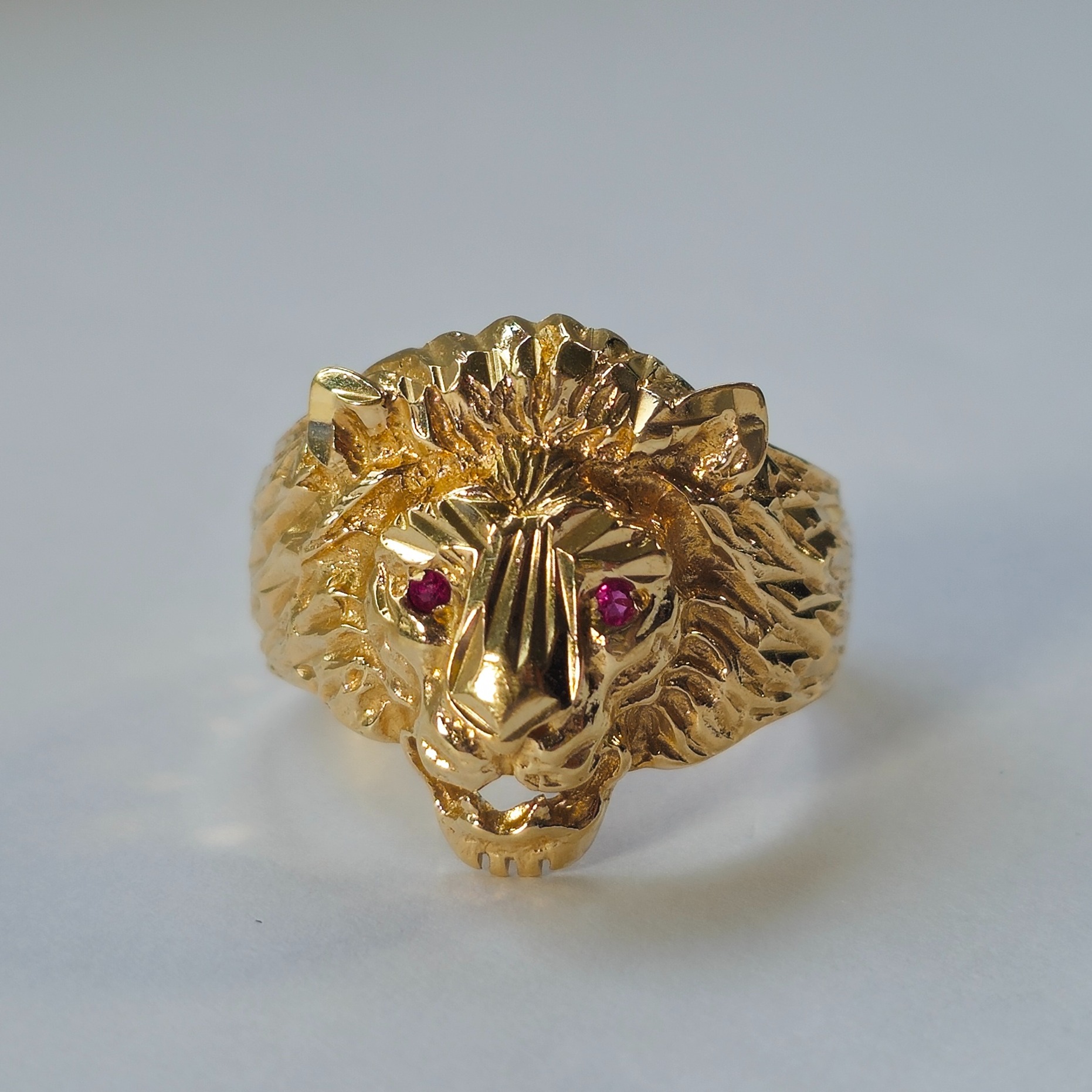 Product photo for 9ct Gold Red Stone Lion Head Ring Size S
