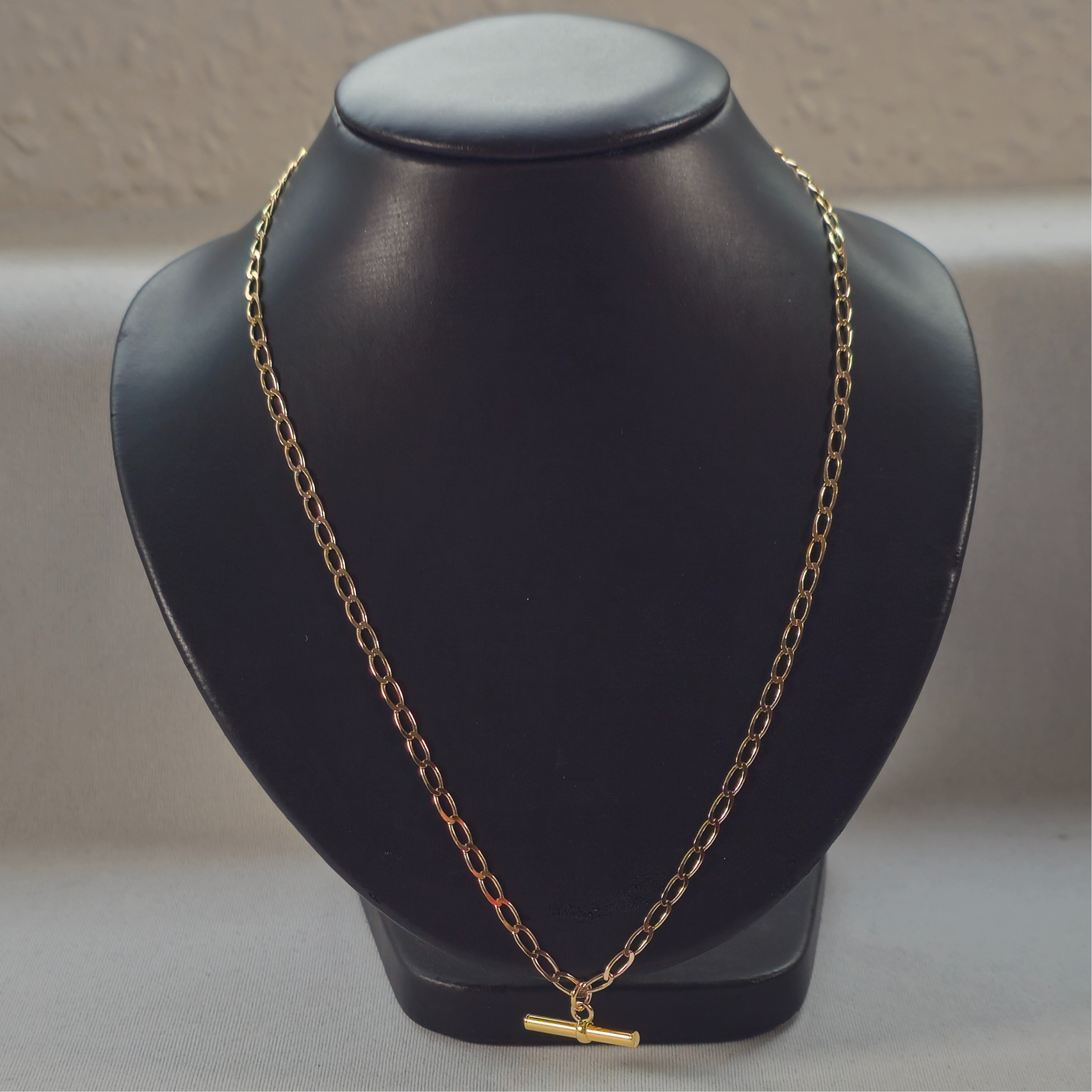 Product photo for 9ct Gold Oblong Shape Links Chain with T-Bar Pendant 11.18