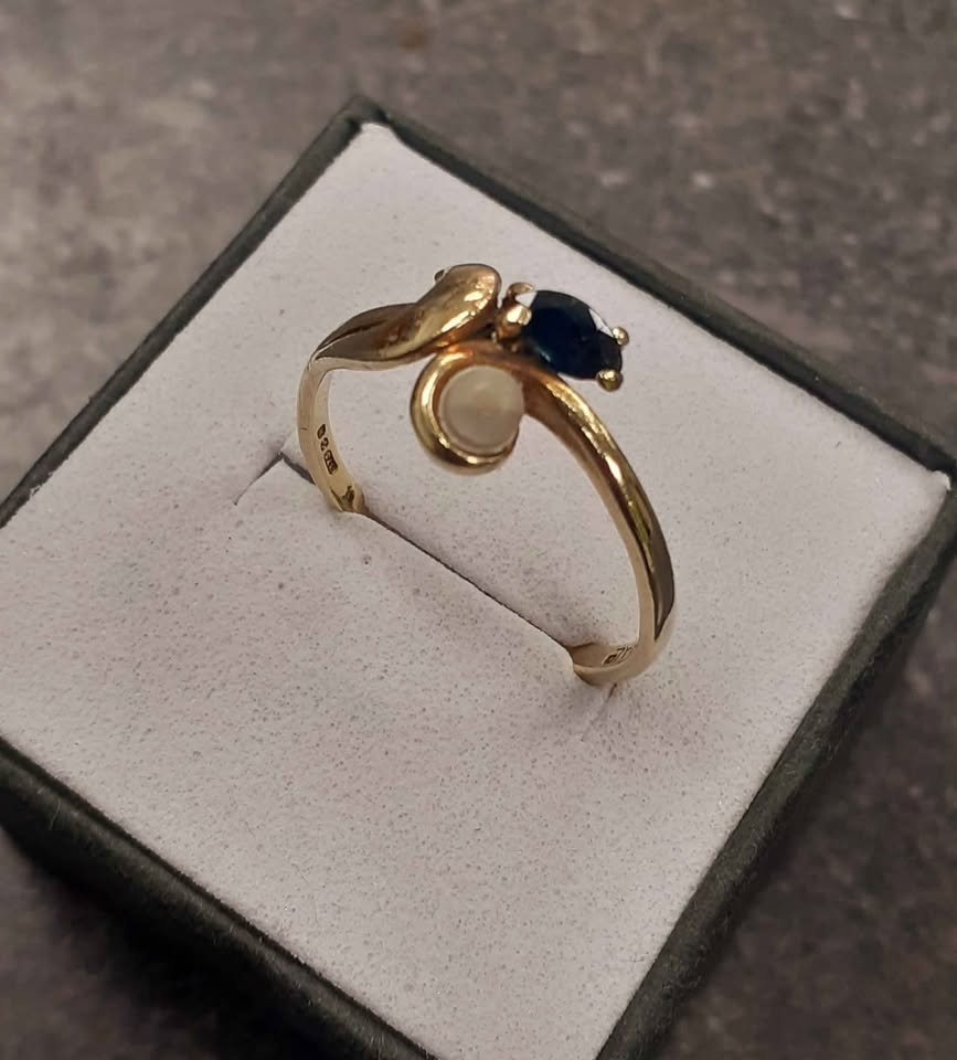 Product photo for 9ct gold flower ring white & blue stone 2G size- O
