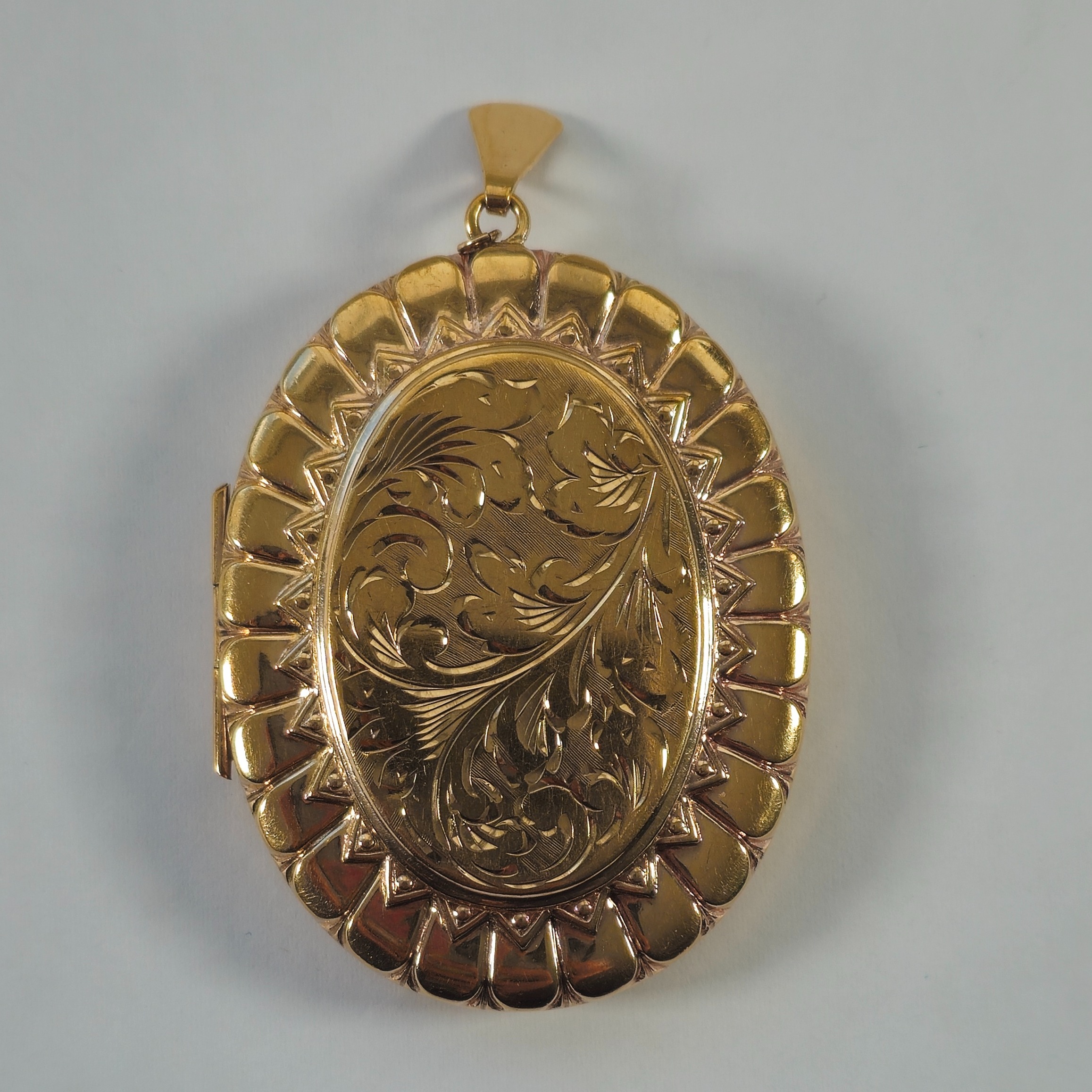 Product photo for 9ct Gold Floral Vintage Locket Pendant