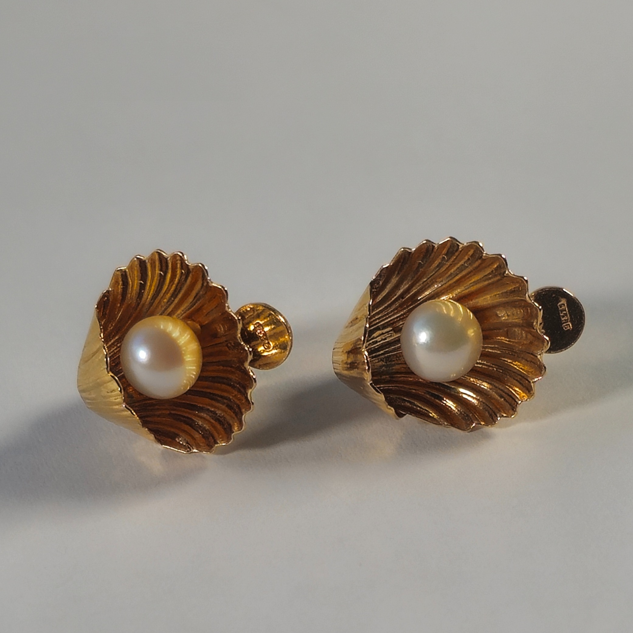 Product photo for 9ct Gold Pearl Scallop clip-on Earrings