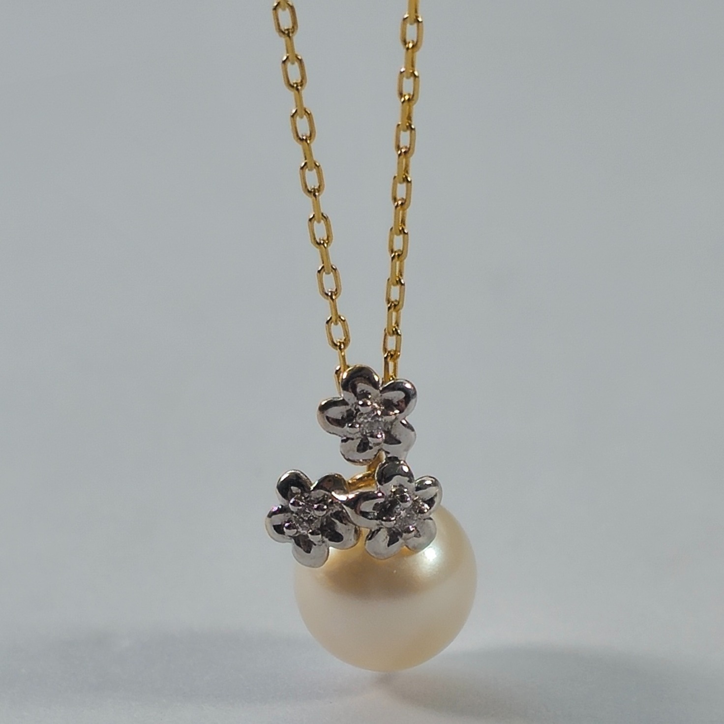 Product photo for 14ct Gold Chain & 18ct Diamond Pearl Pendant 17.7