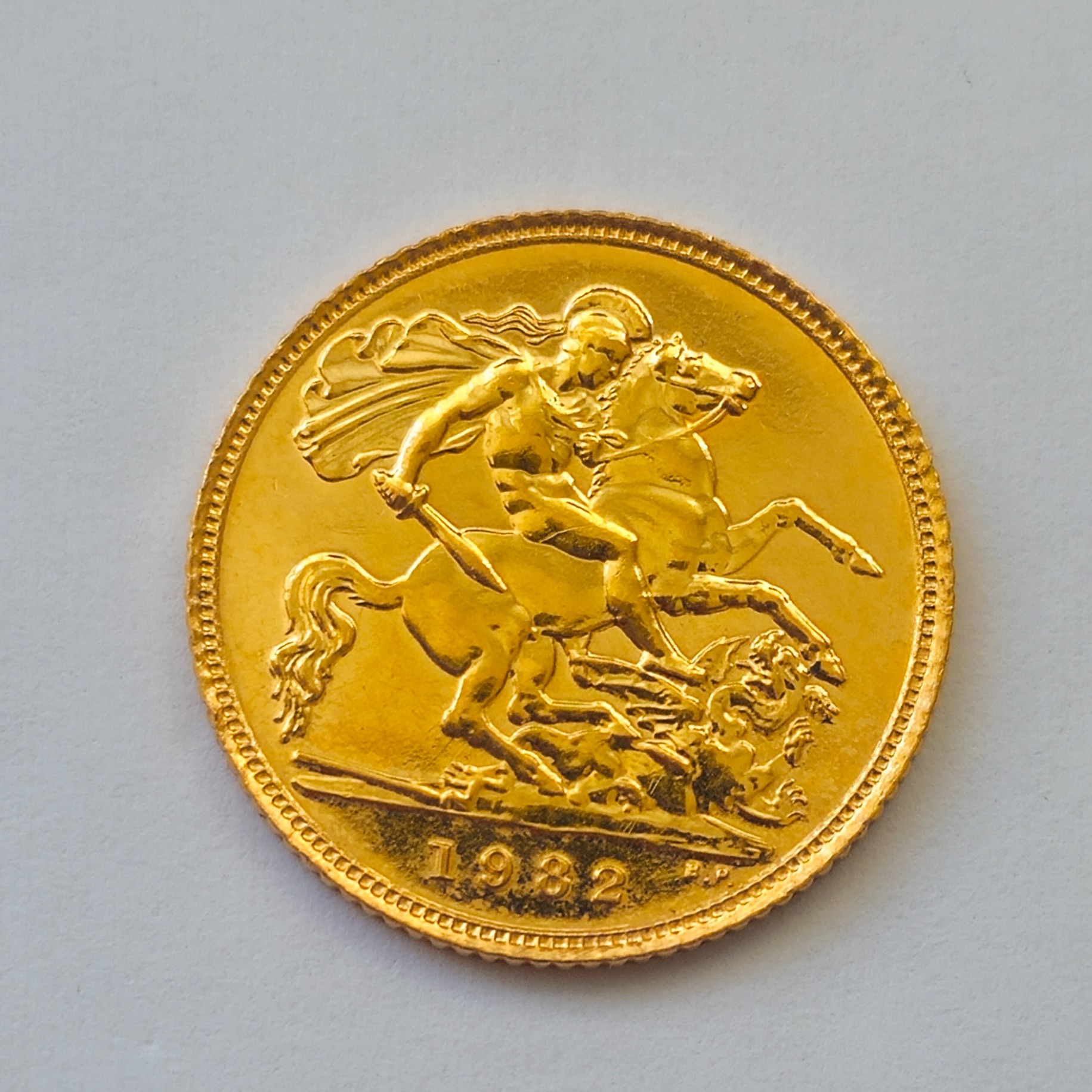 Product photo for 22ct Gold 1982 Elizabeth II and St George & the Dragon Half Sovereign