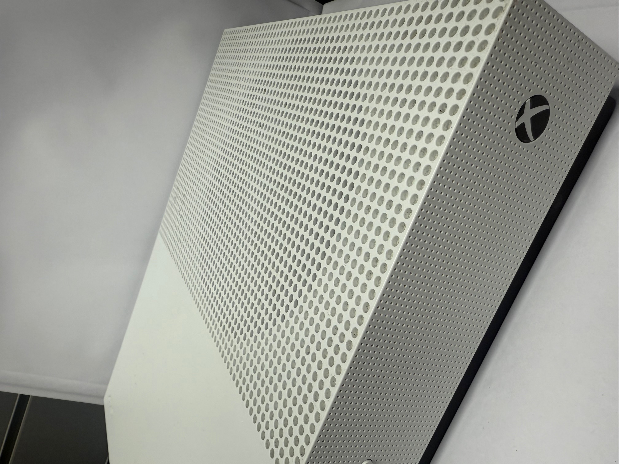 Product photo for xbox one s with controller and wires