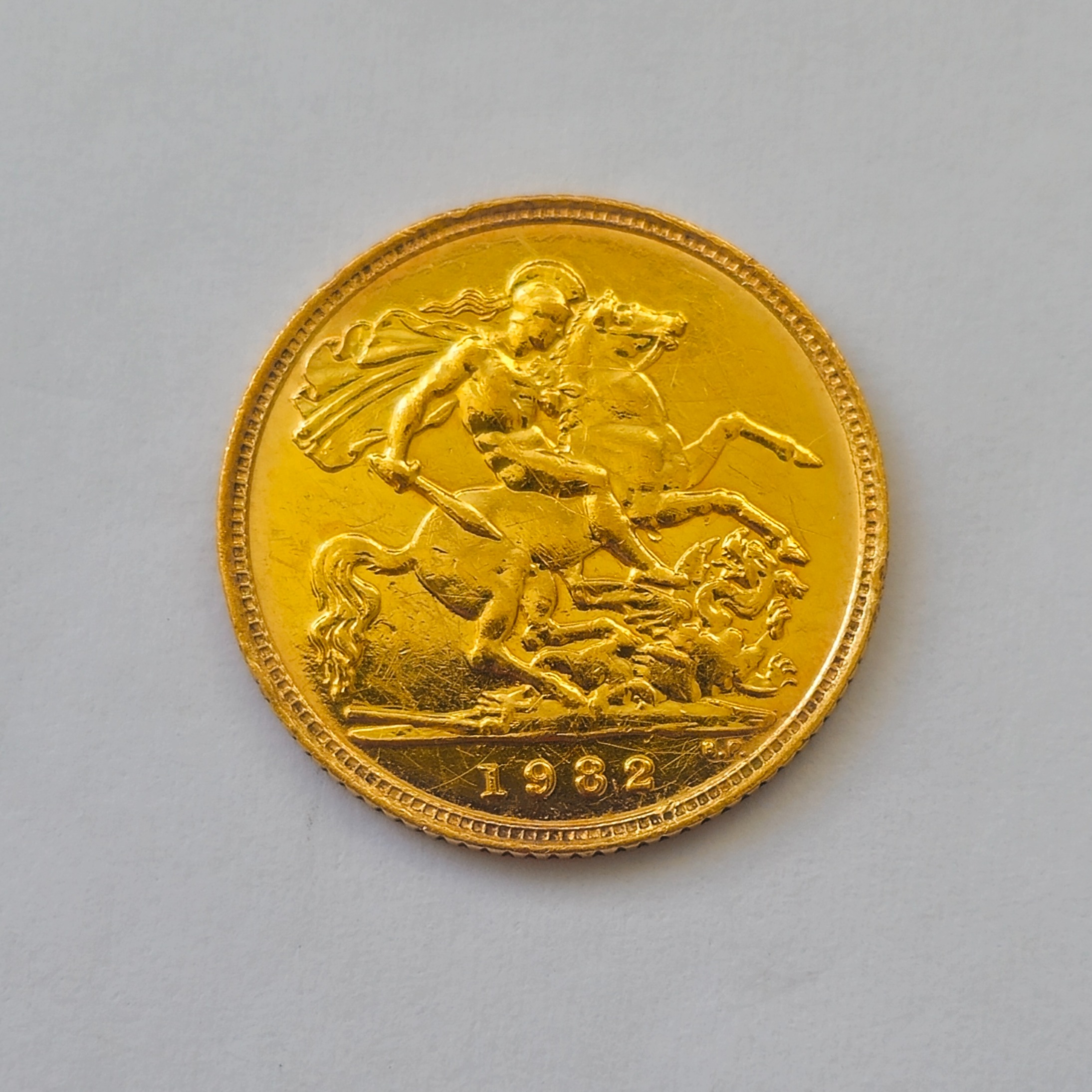 Product photo for 22ct Gold 1982 Elizabeth II and St George & the Dragon Half Sovereign