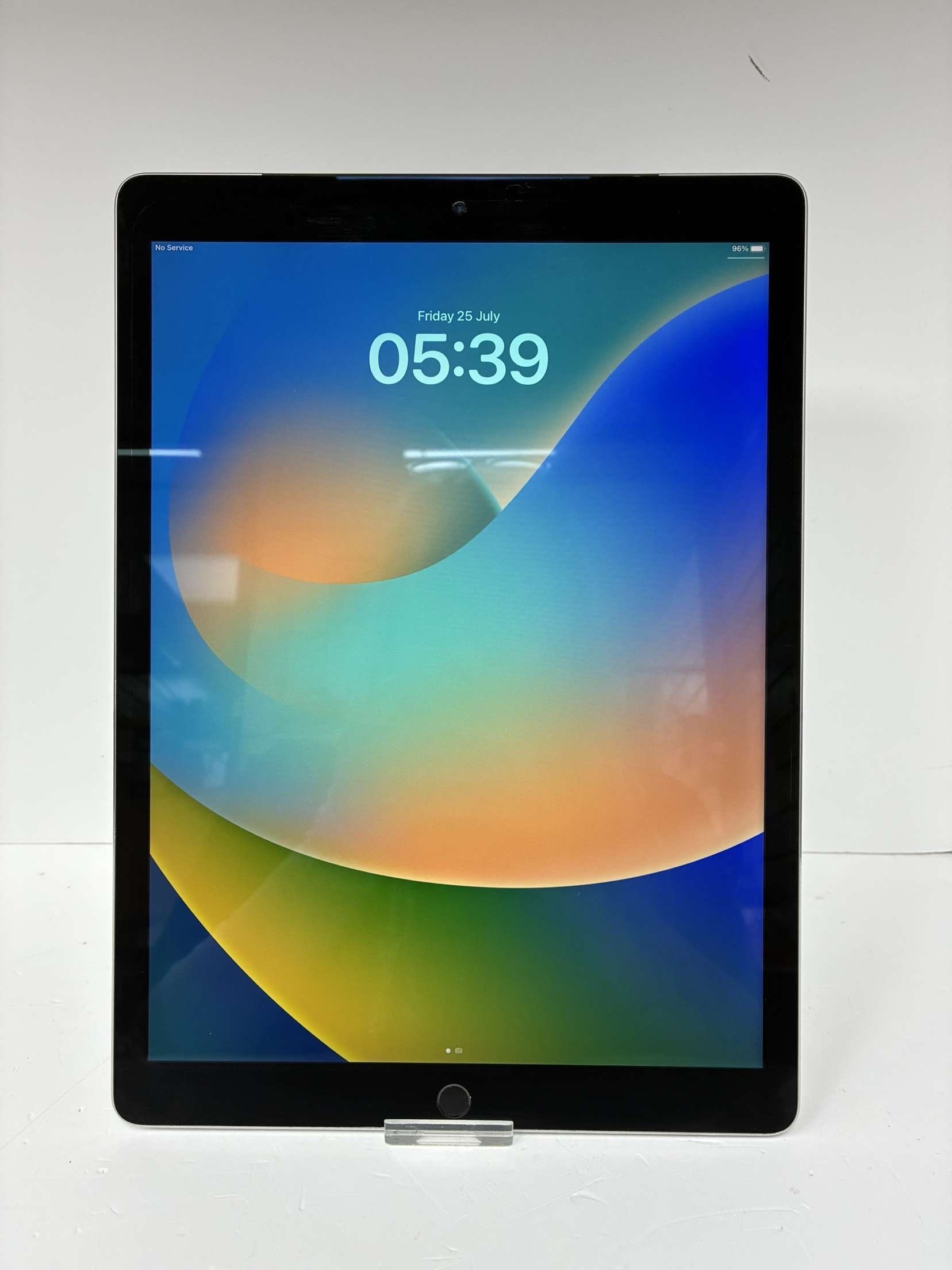 Product photo for iPad pro 1st gen silver 128gb Wi-Fi and Cell unboxed