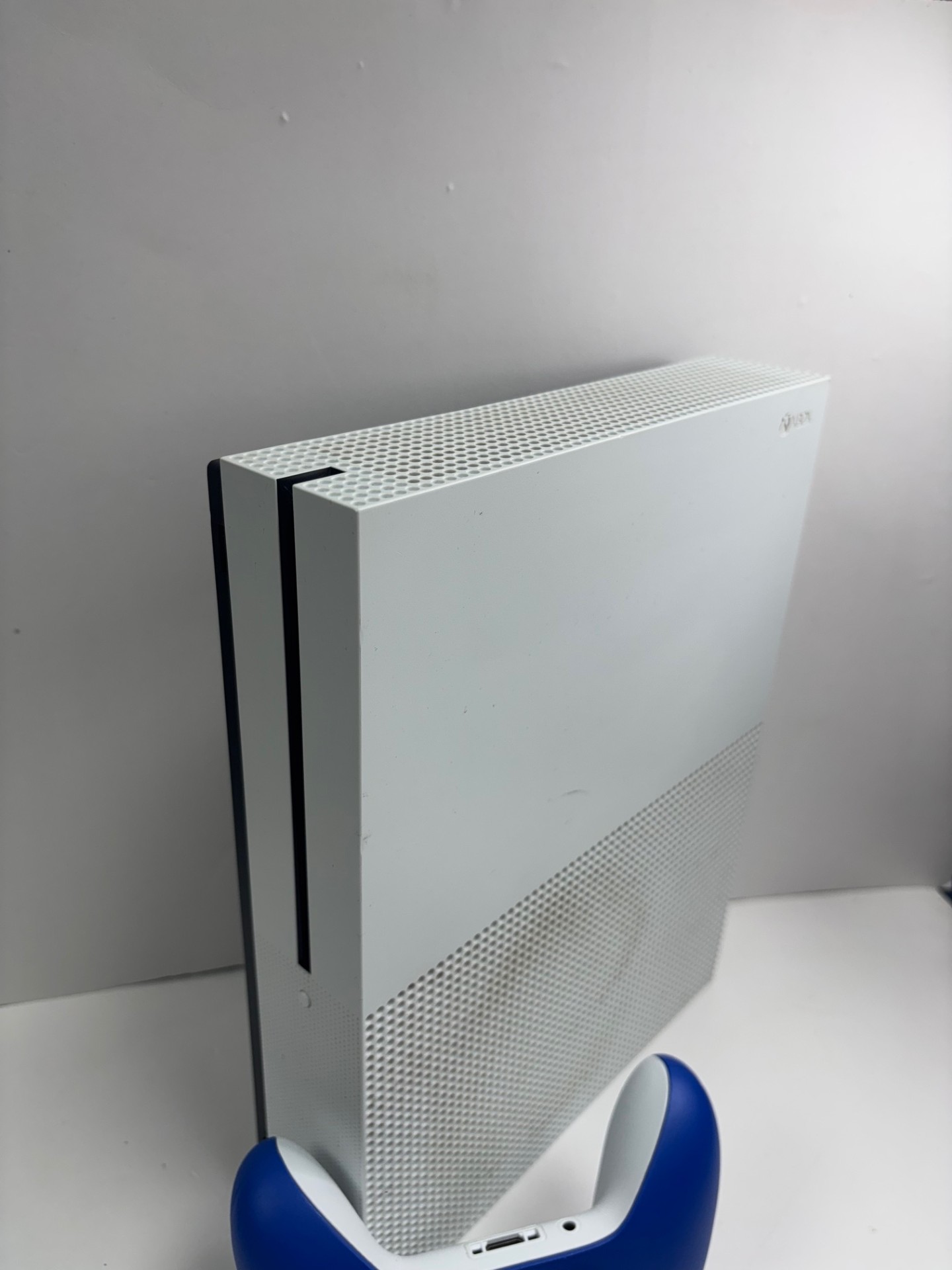 Product photo for xbox one s 500gb disc edition white unboxed blue controller