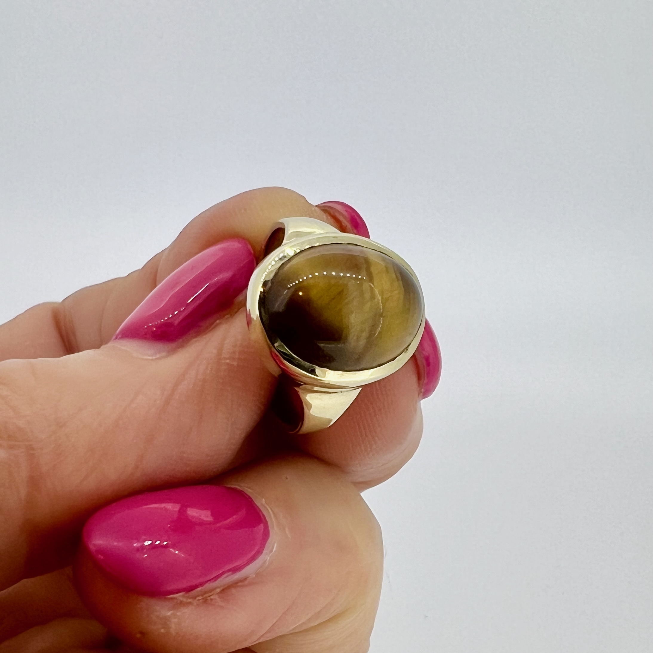 Product photo for Tiger's Eye signet ring in 9ct gold, size K (R:53DE)