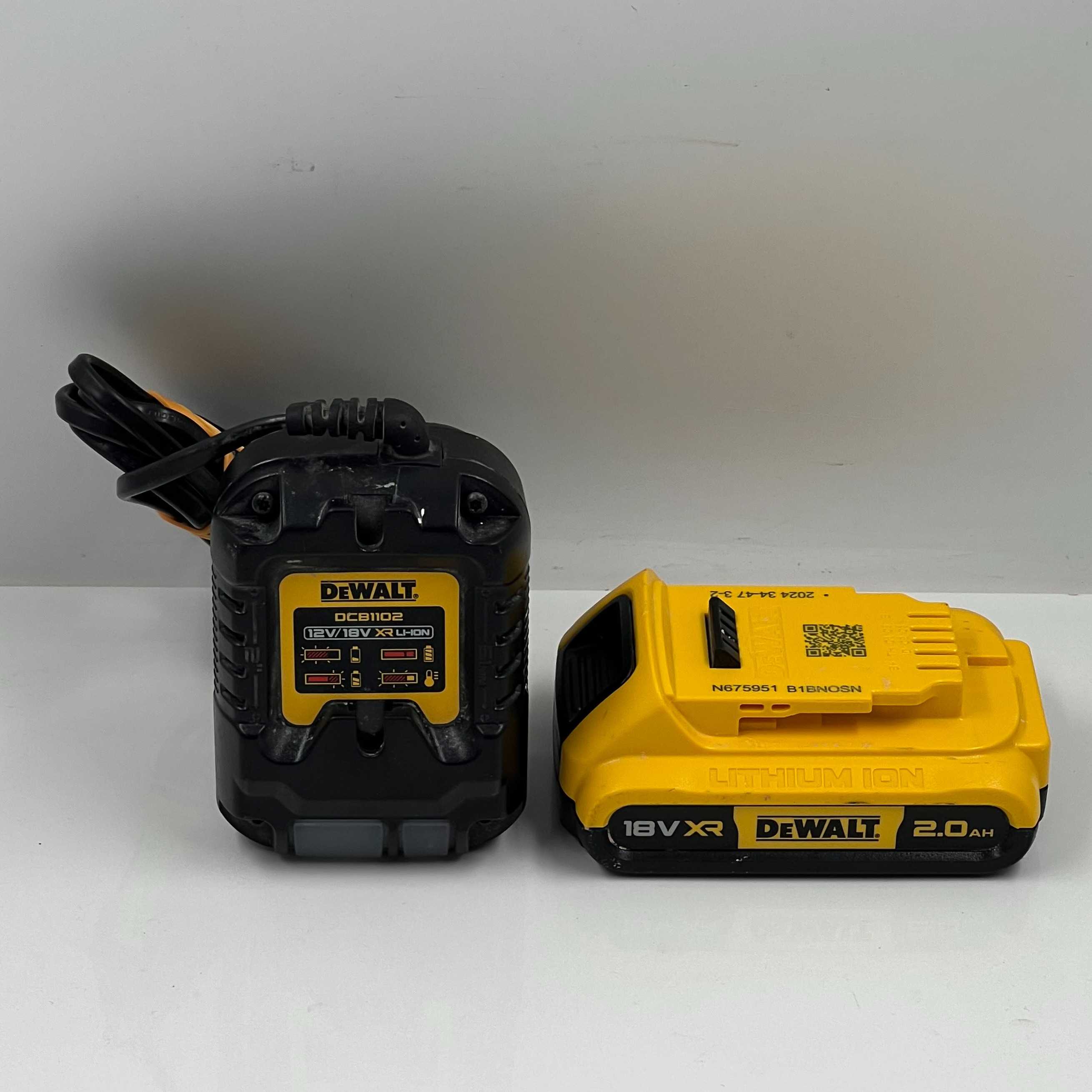 Product photo for YRFSKDEWALT DCB1102 CHARGER AND DEWALT DCB183 18V 2.0AH BATTERY