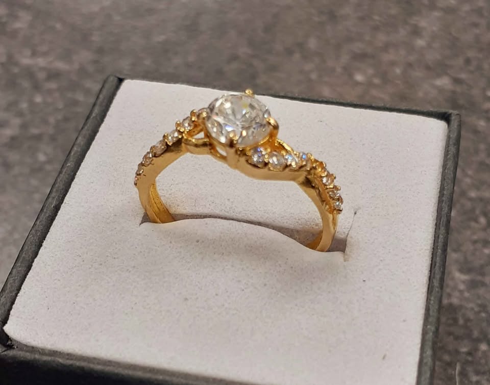 Product photo for 22ct Gold Ring with White Stones 2.4g