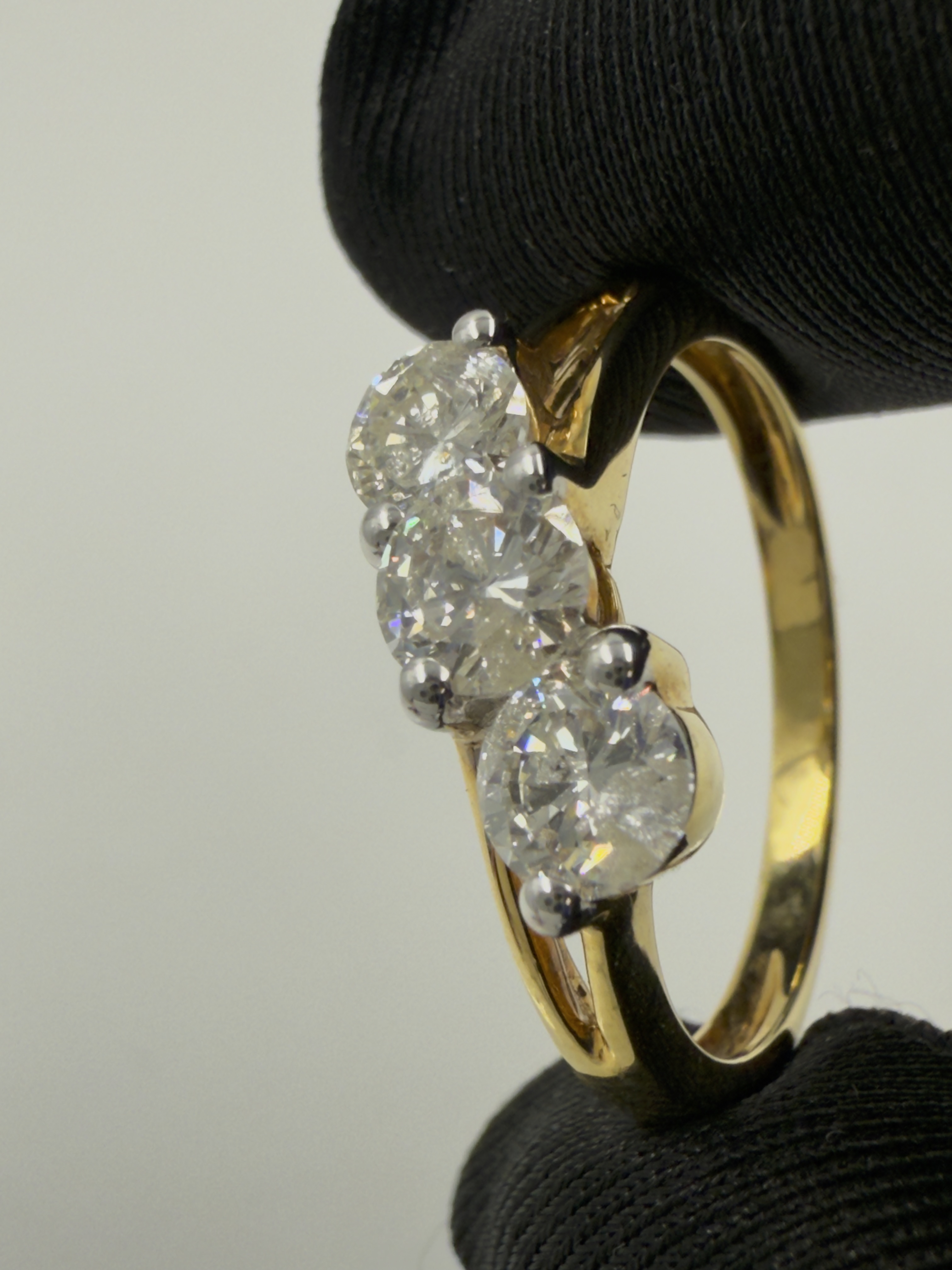 Product photo for 18CT GOLD 3 DIAMOND RING 1.04cts (P 1/2) NRV:£3,150.00