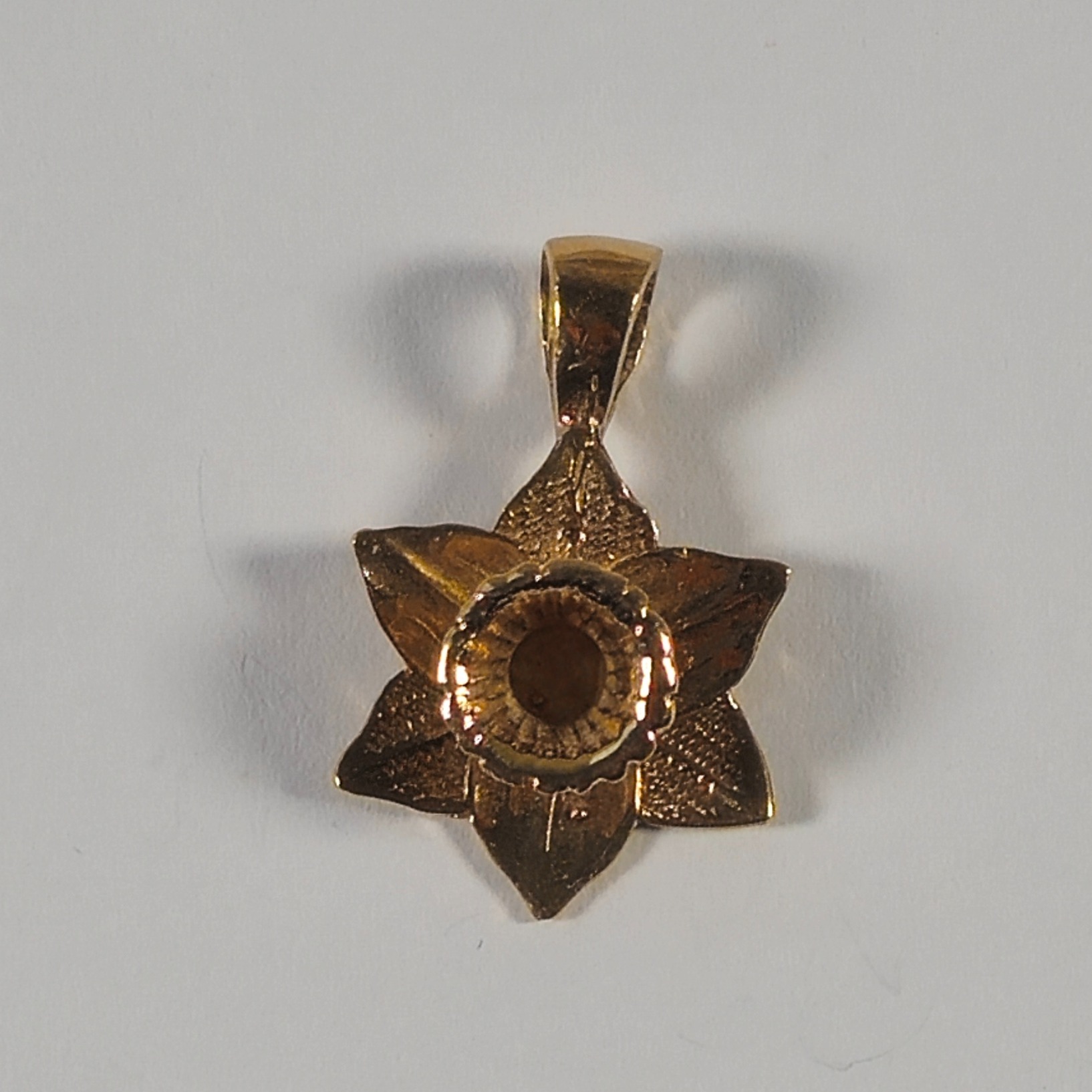 Product photo for 9ct Gold Daffodil Pendant