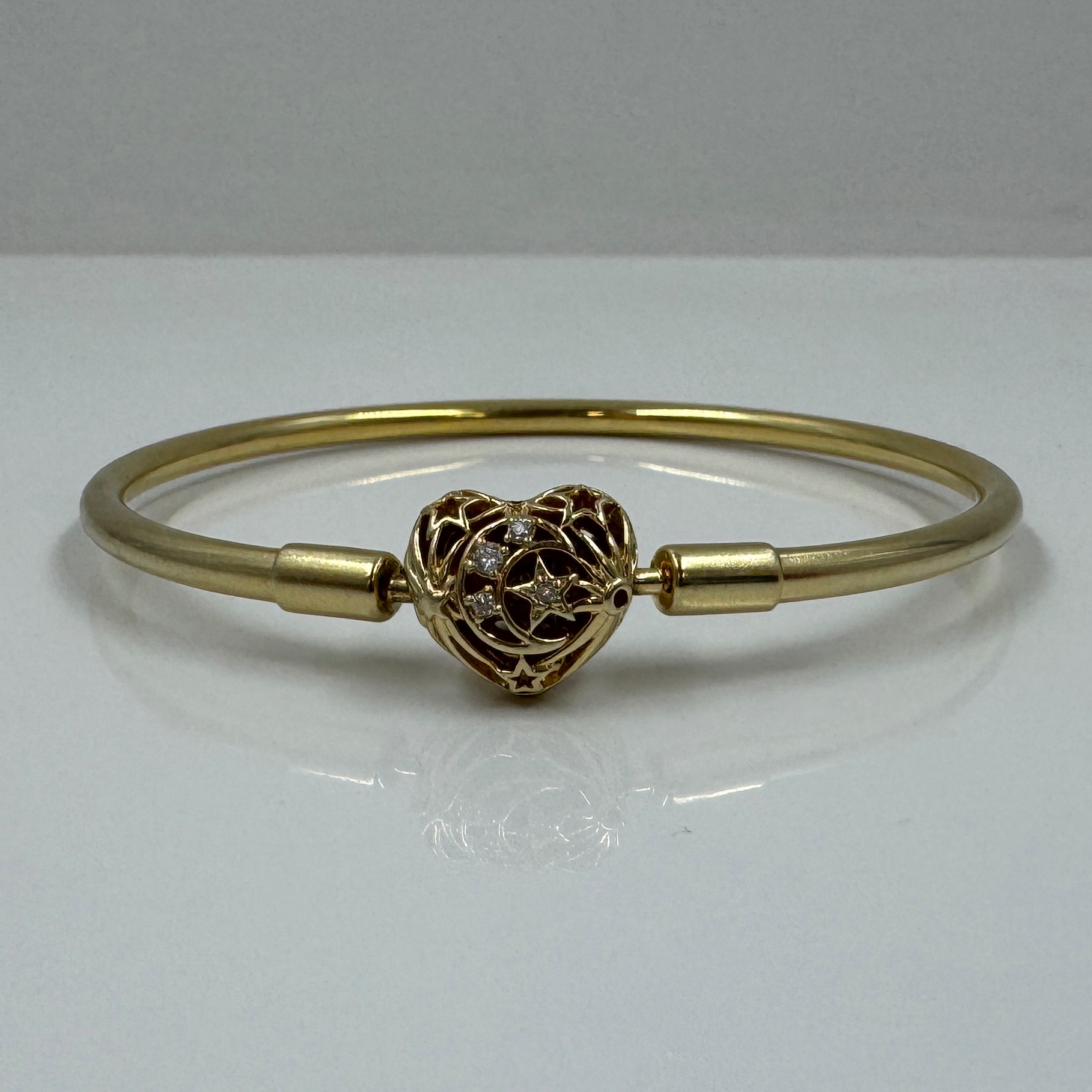 Product photo for PANDORA CELESTRIAL HEART CLASP BANGLE GOLD PALTED ALE MET 17CM